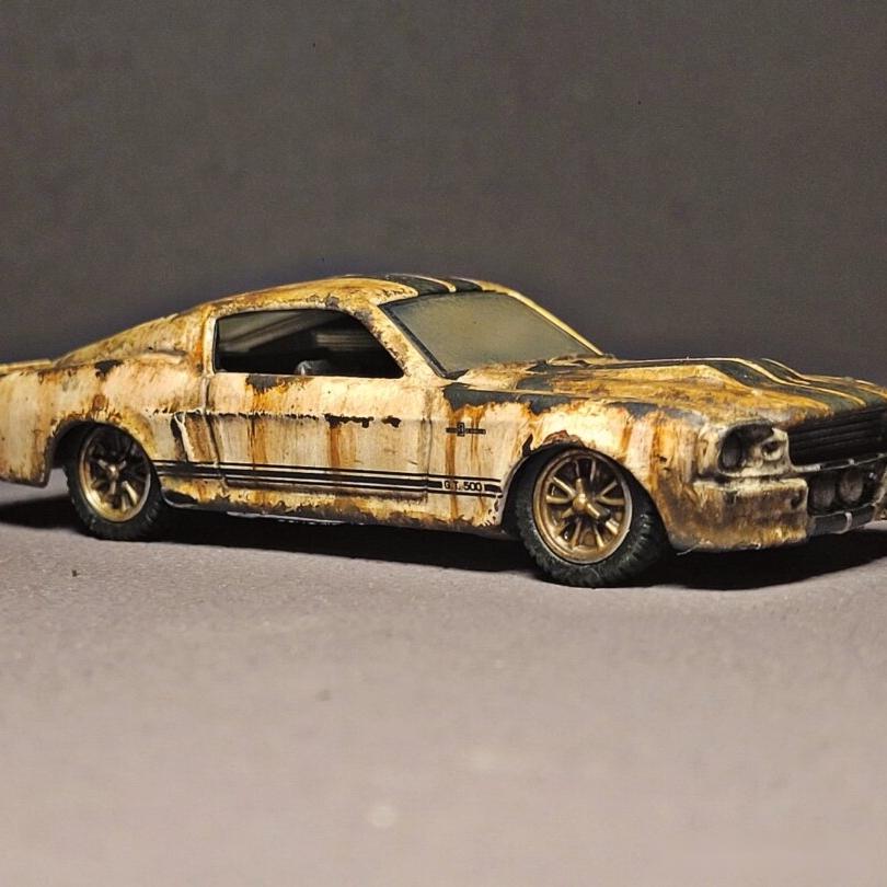 破旧的福特野马老爷车