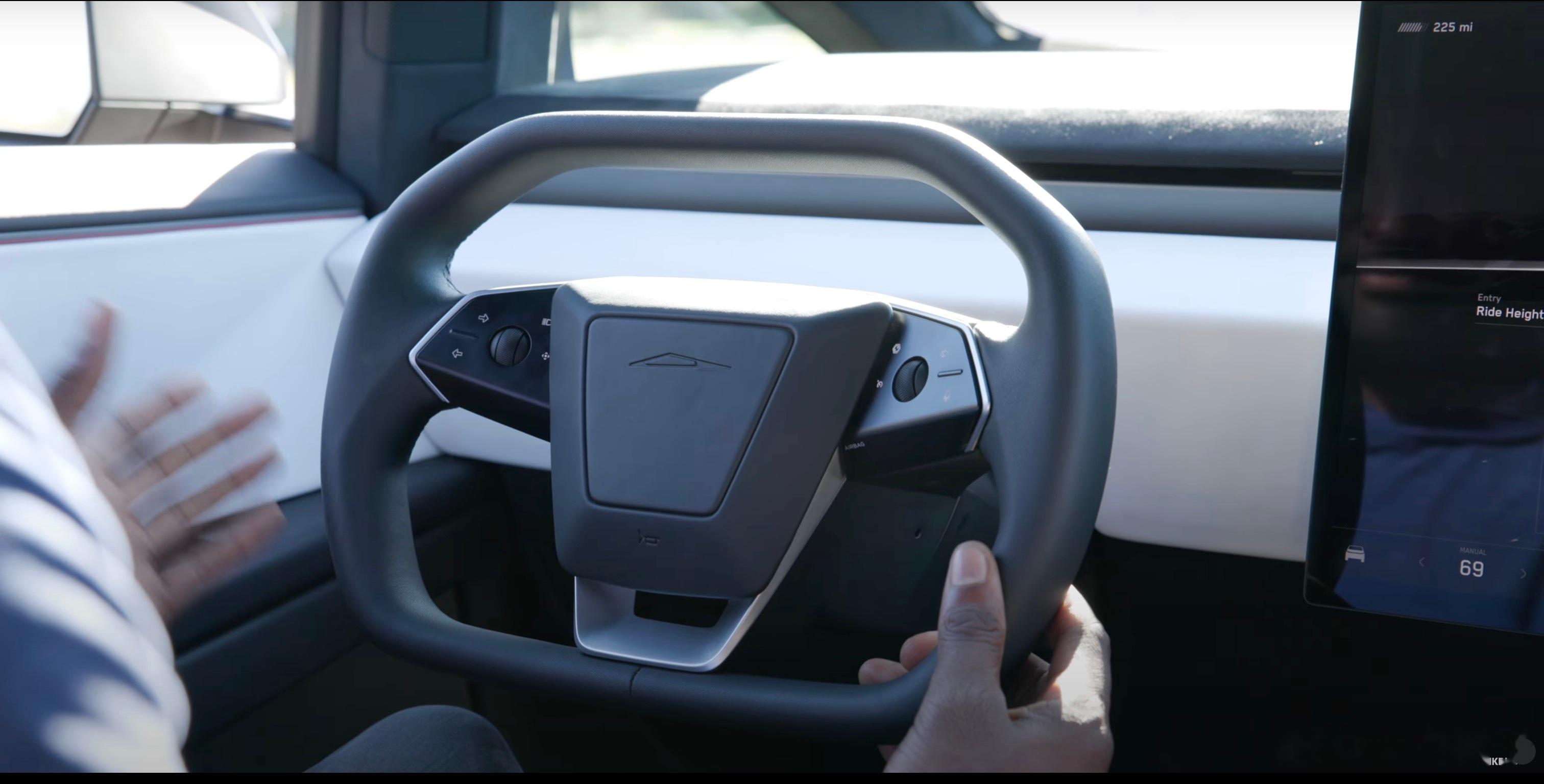 采用了全新的线控转向,cybertruck向左或者向右打满,都不到180度,也就