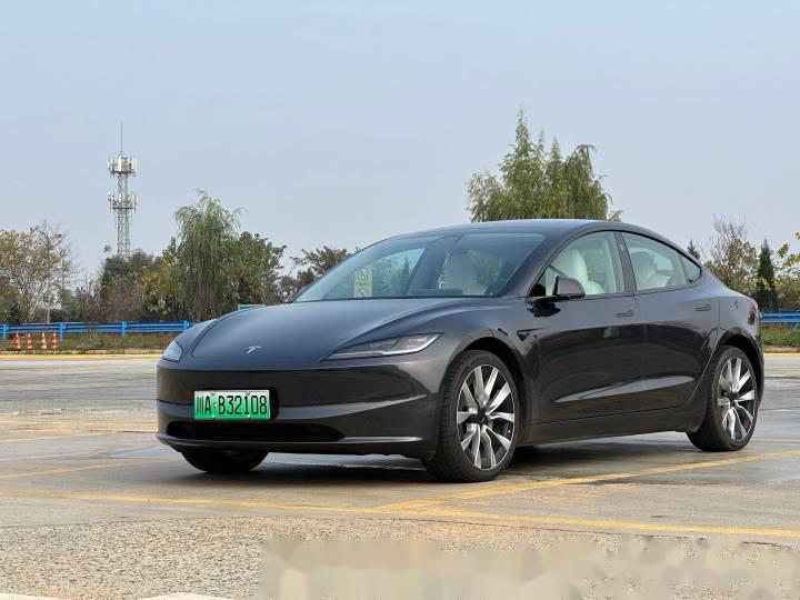 最近正在試駕特斯拉model 3煥新版,來考考大家,煥新版的model 3前後車