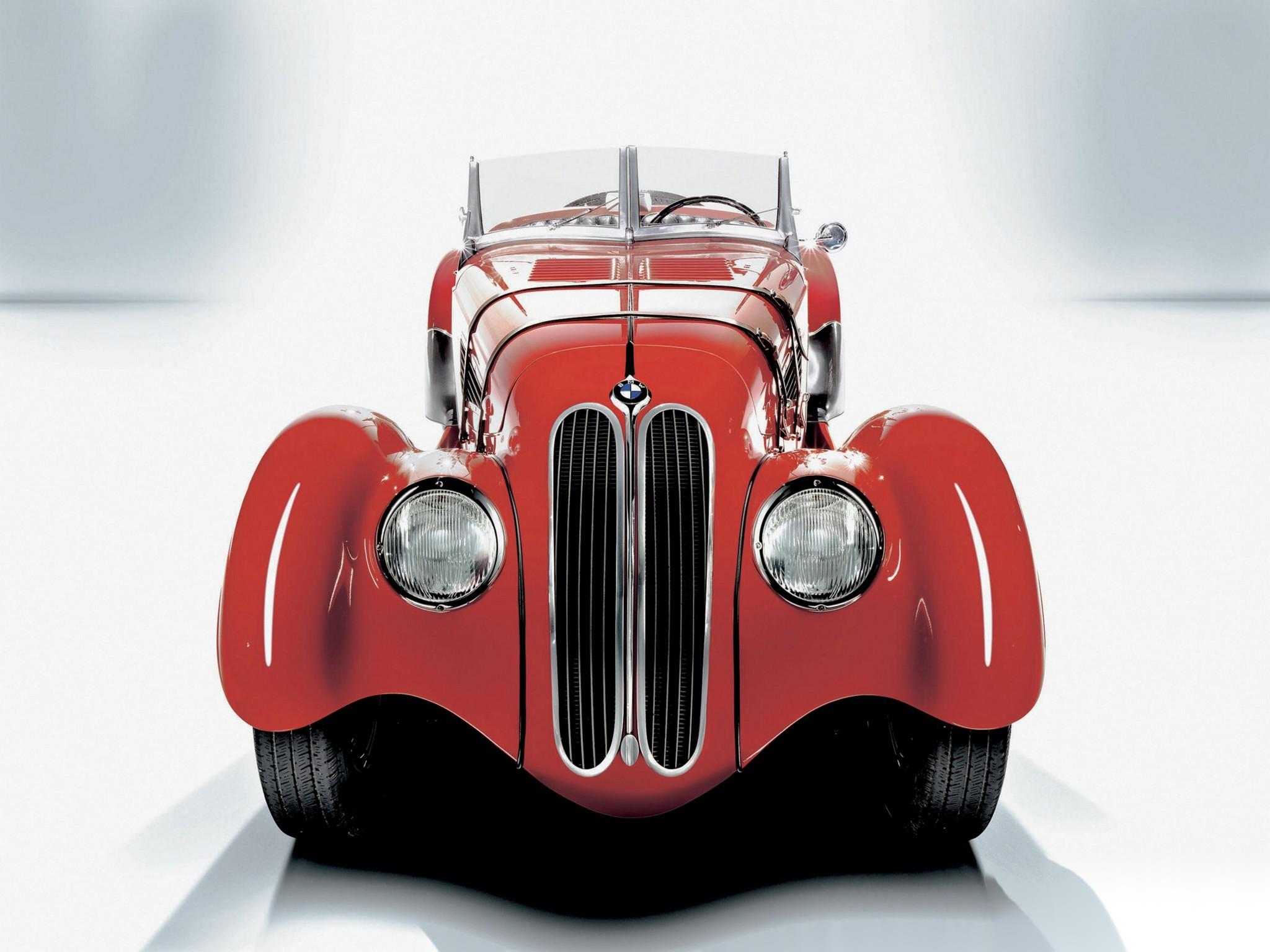 宝马328于1936年首次亮相,搭载了一台直列六缸发动机,采用了先进的轻