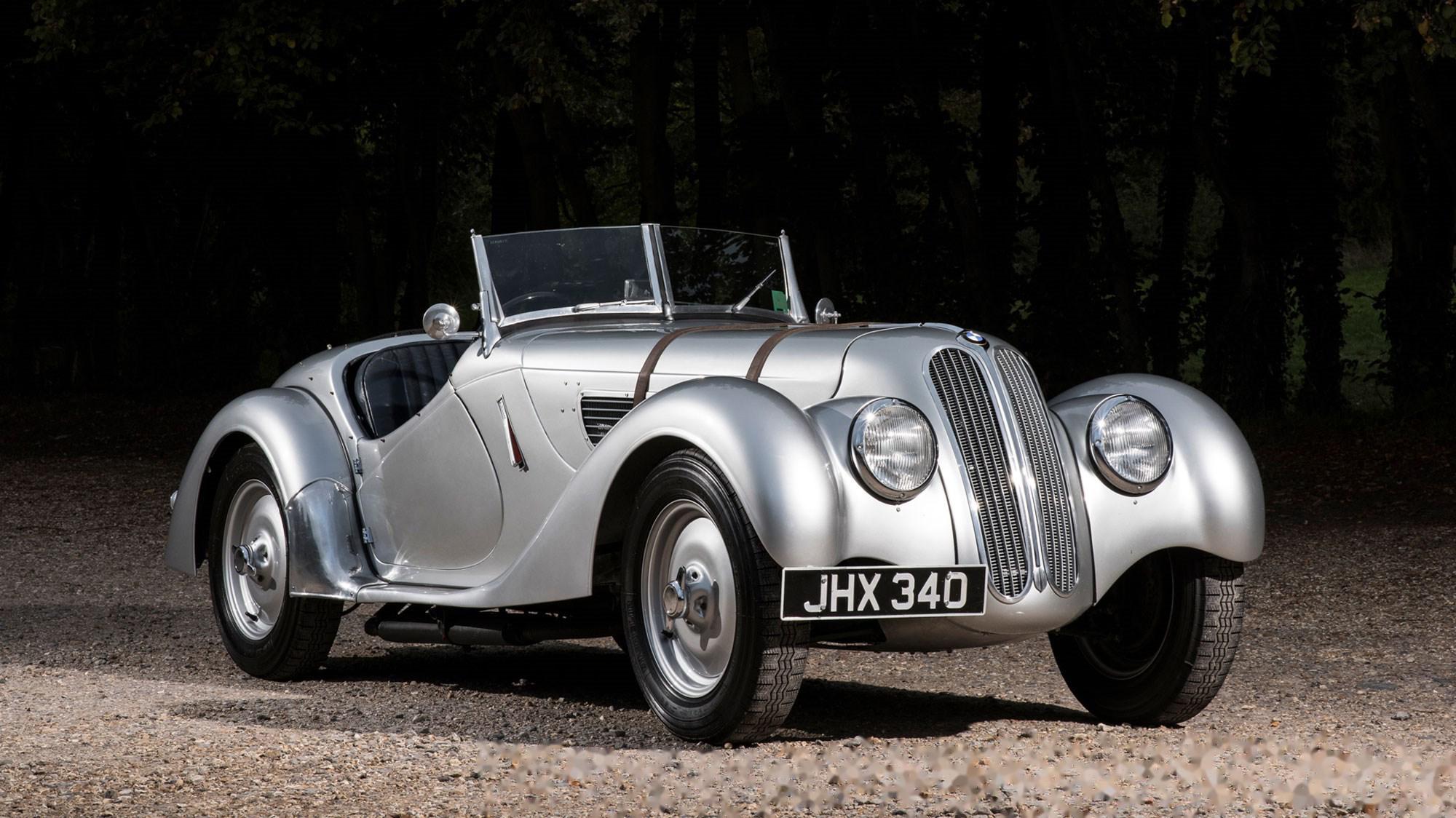 宝马328于1936年首次亮相,搭载了一台直列六缸发动机,采用了先进的轻