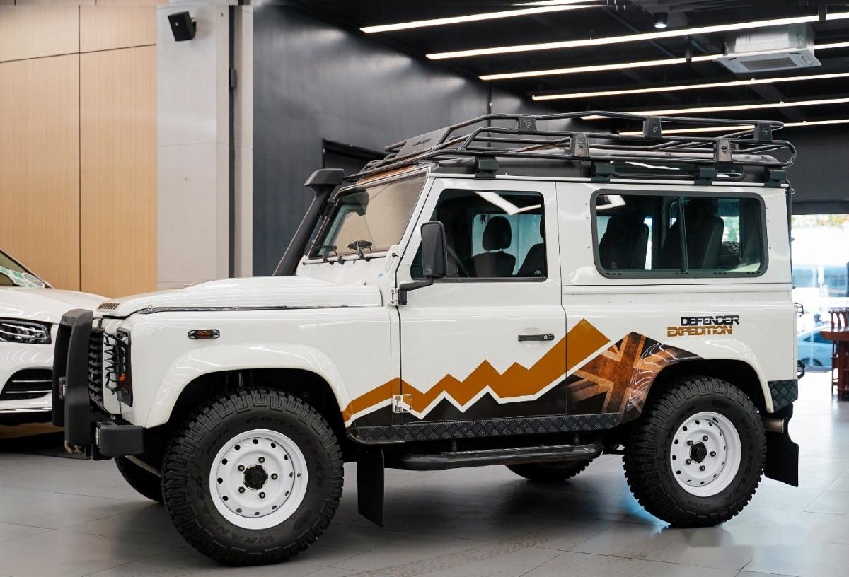 路虎卫士女王版,限量100台的一个版本,原厂拉花,不过这个拉花不算很