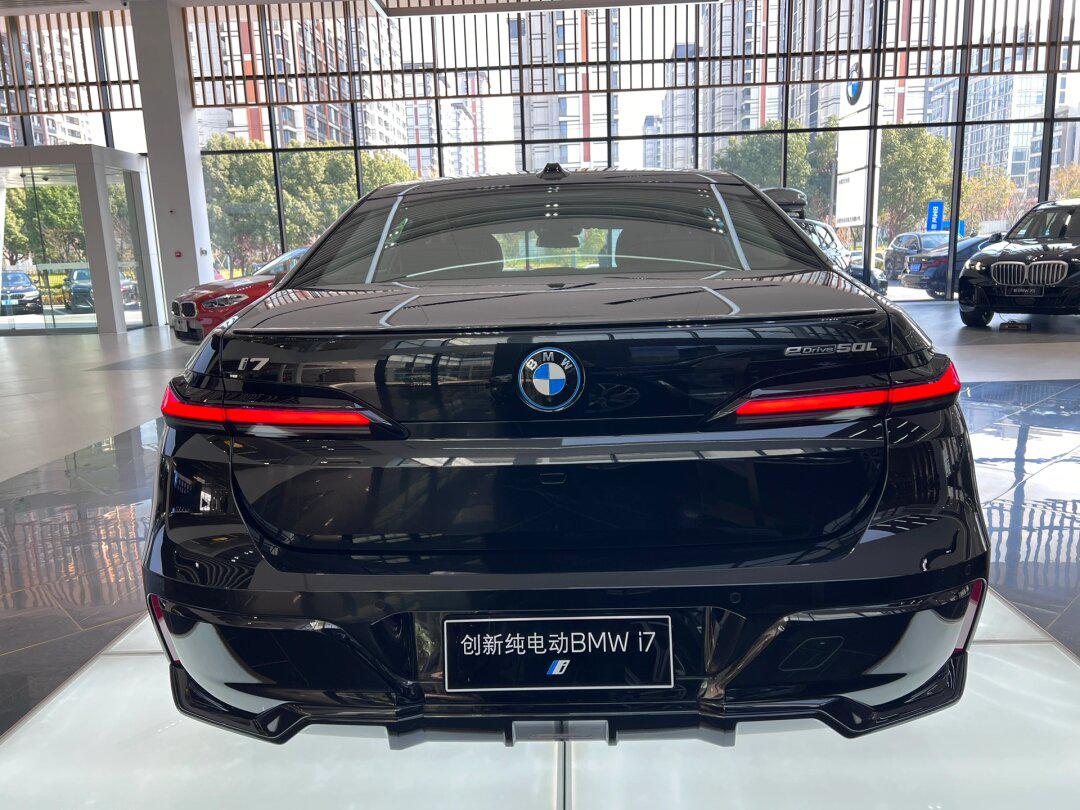 i7 50l现车,高光黑组件,帅到没朋友