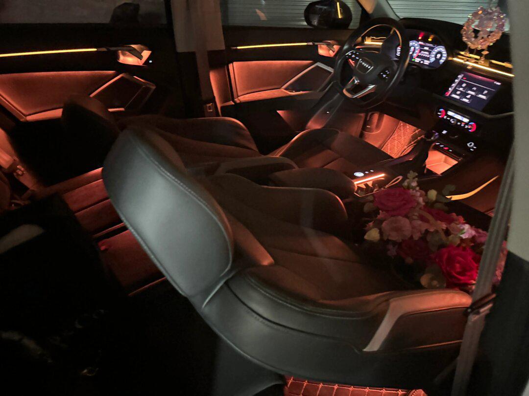 奥迪q3升级镭雕屏控30色氛围灯