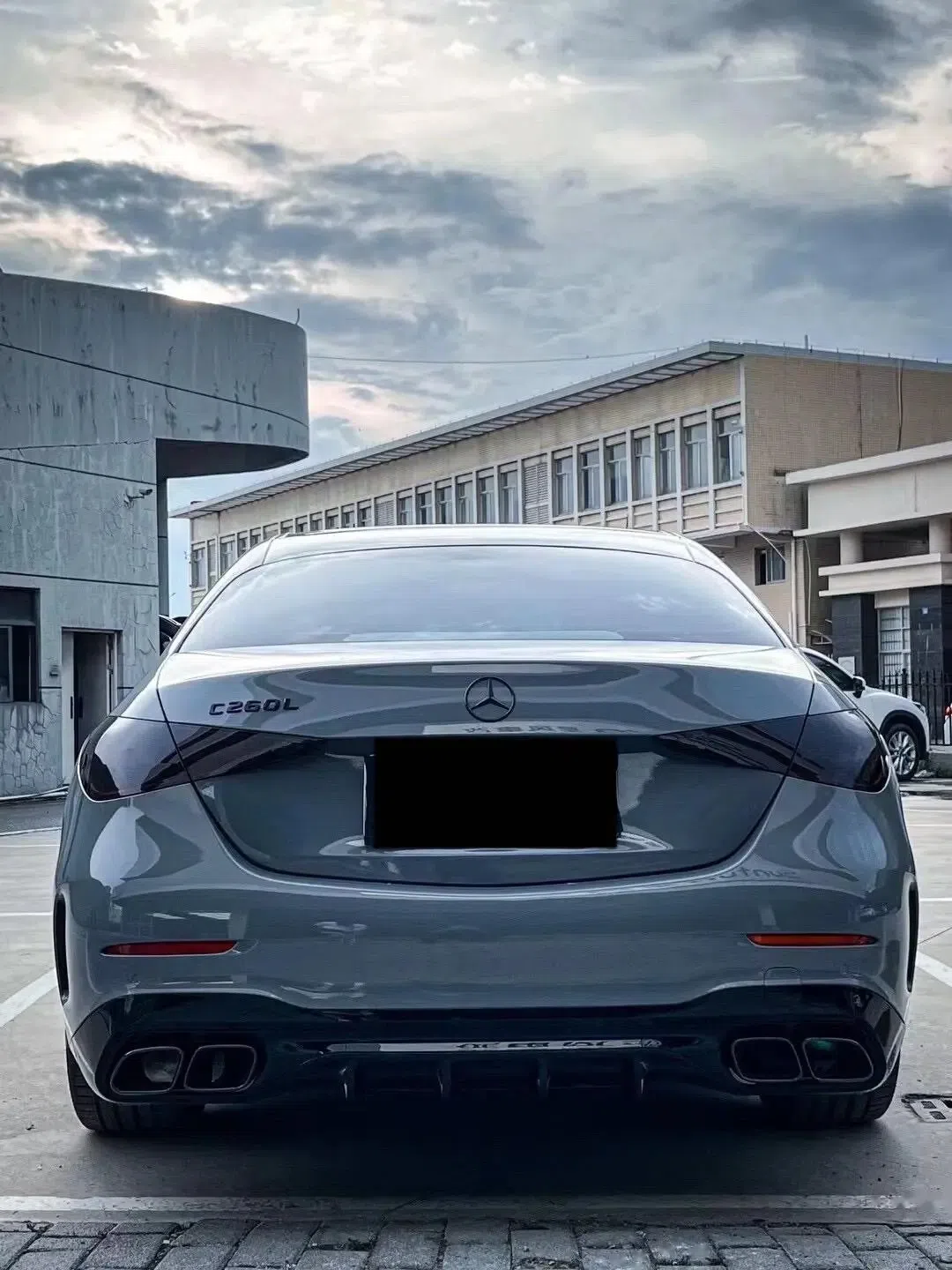 奔驰新c级改c63包围套件合 1.c63前杠中网 尾唇尾喉 2.