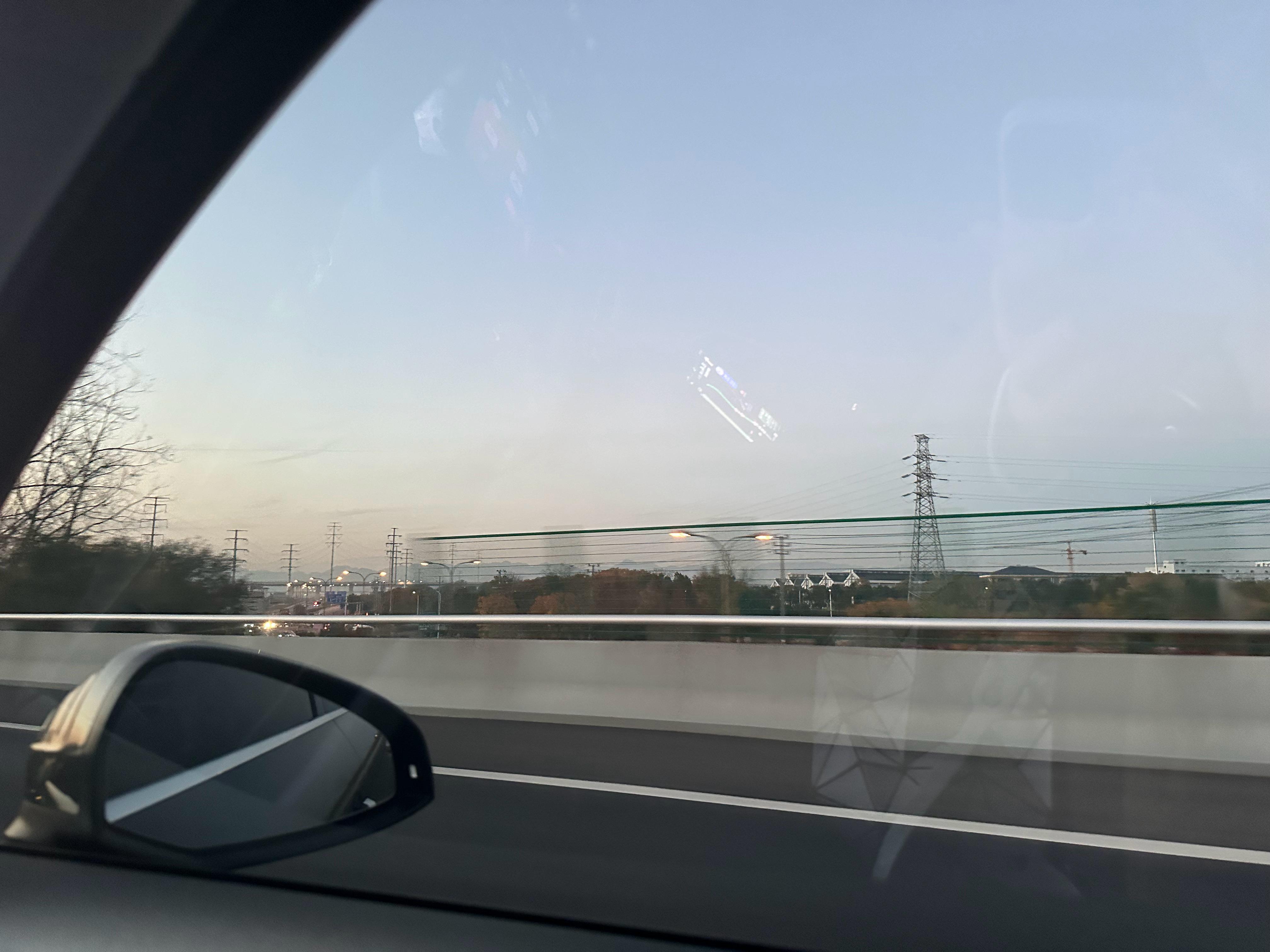 突然发现今年有很长的时间都是在路上,在高速上,坐在副驾驶,看窗外从