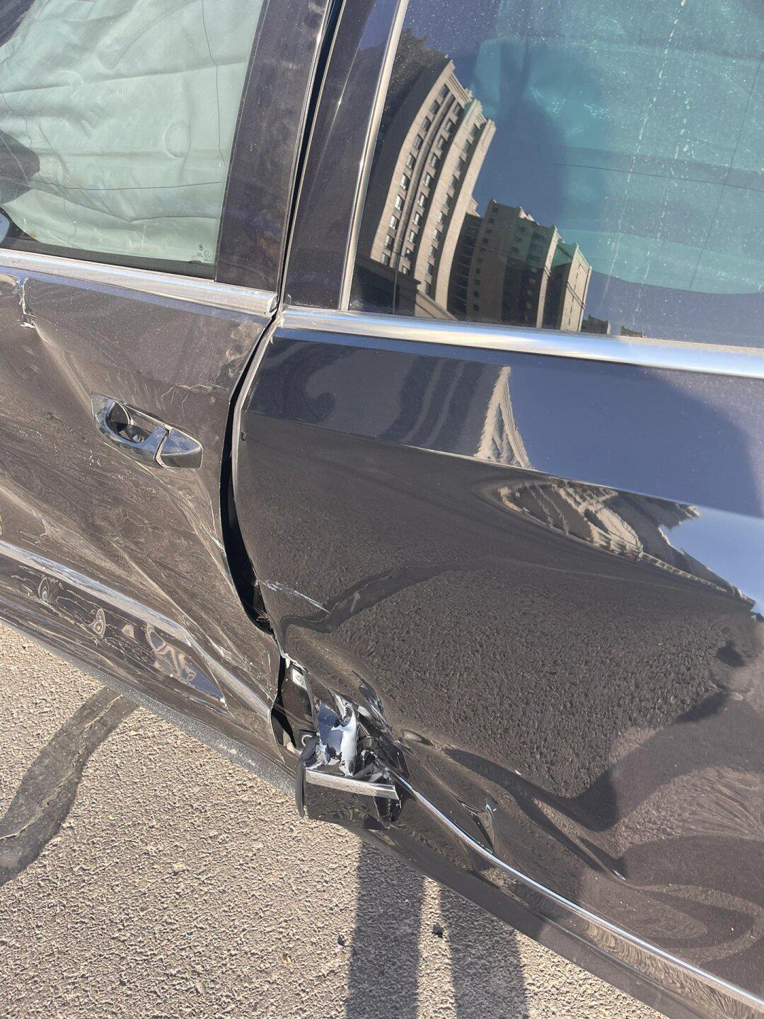 新车!特斯拉撞了之后才知道它有多结实!