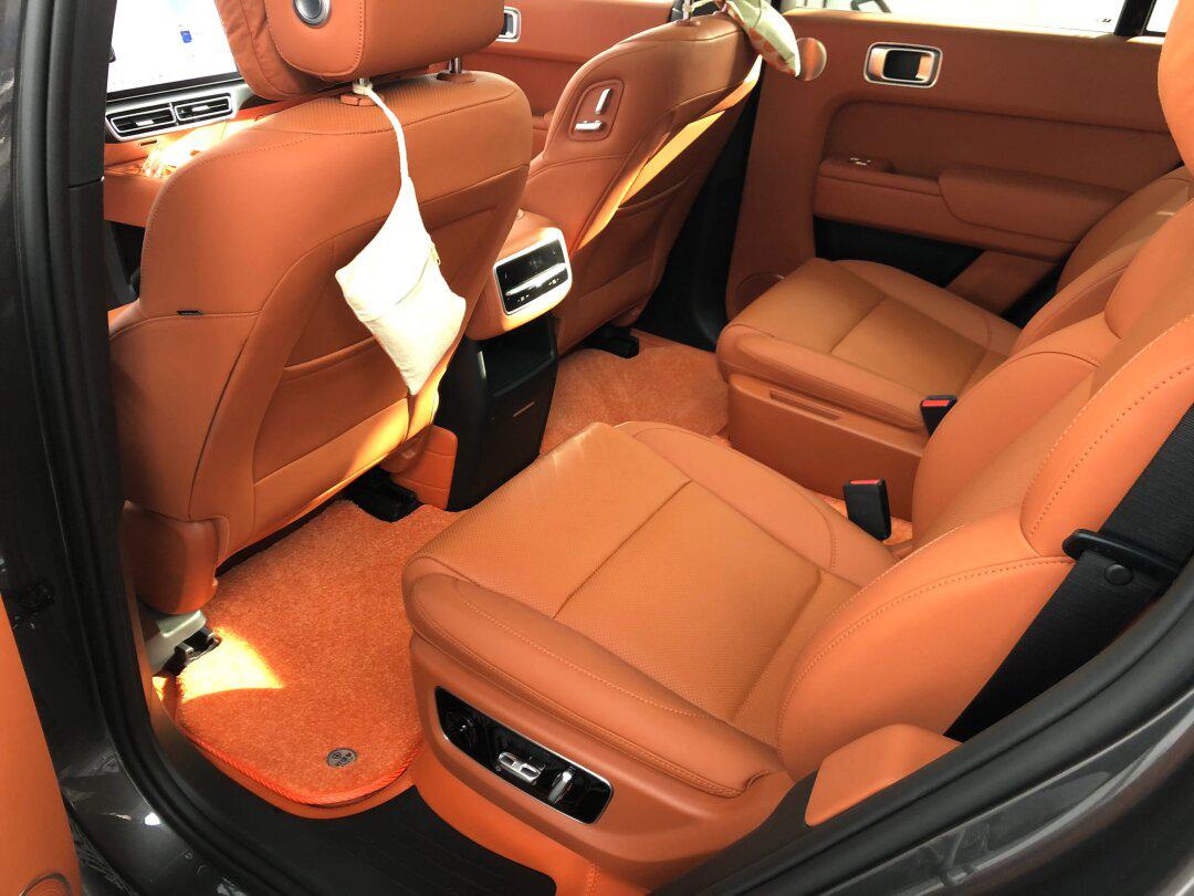 理想l8橙色内饰,搭配橙色脚垫
