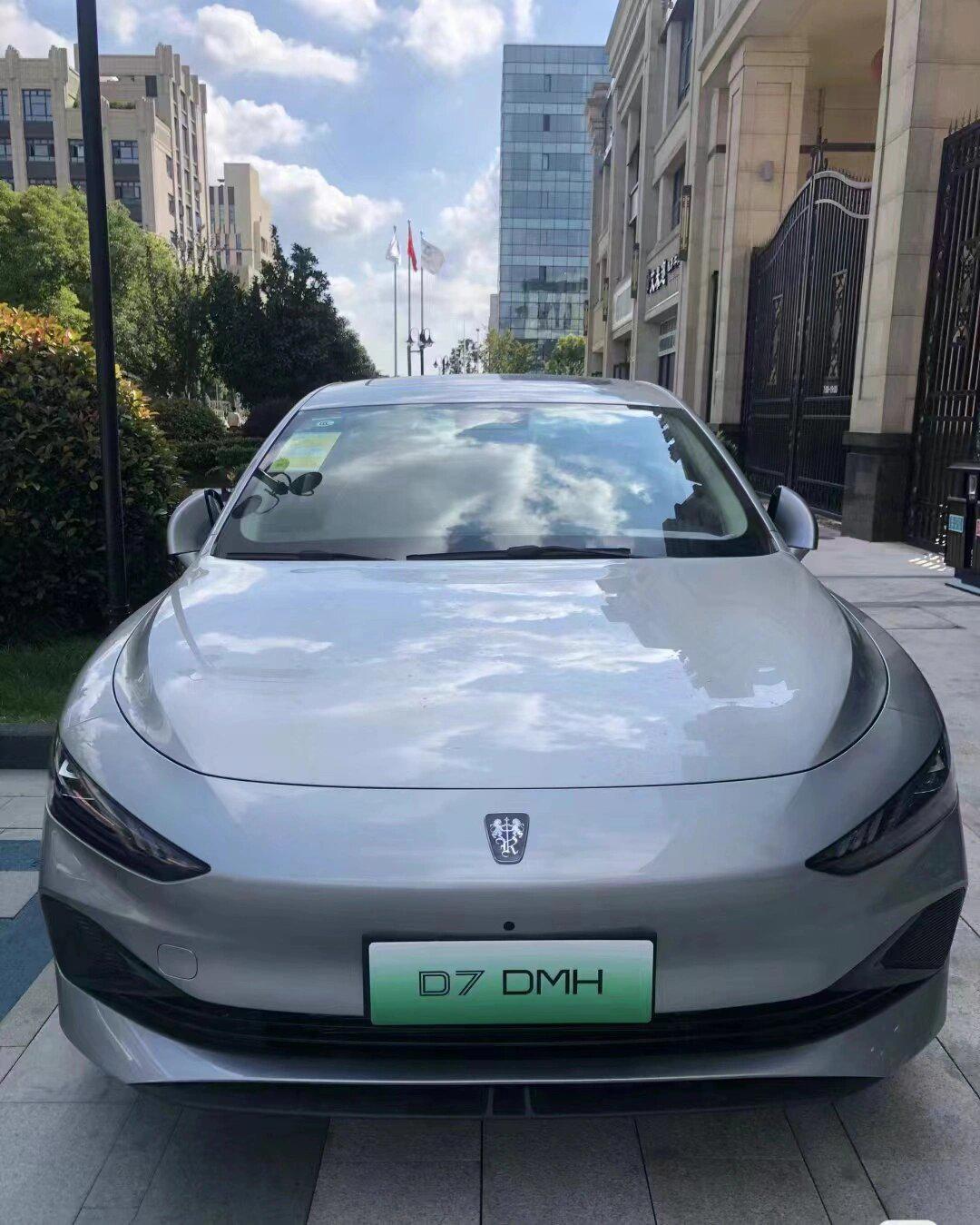 荣威dmh 是一款油电混合动力车,智能操控,全新的斑马智行车机系统