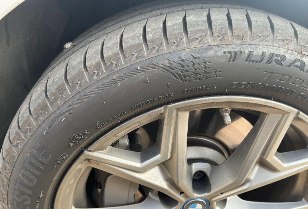 早上起来发现车胎被扎了宝马i3