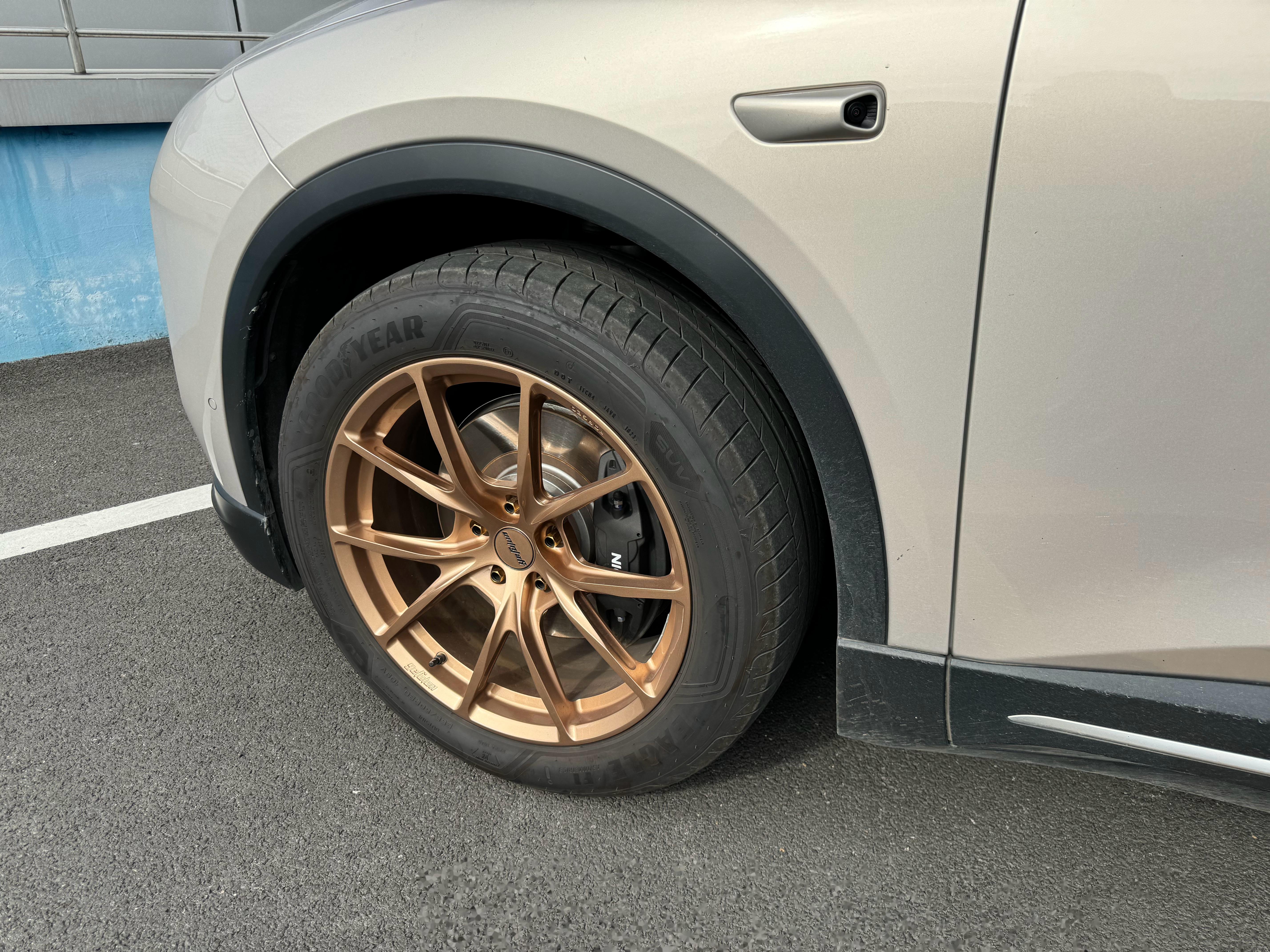 当前位置:>易车>社区>汽车杂谈社区>蔚来这金色配色帅,这轮毂,你们