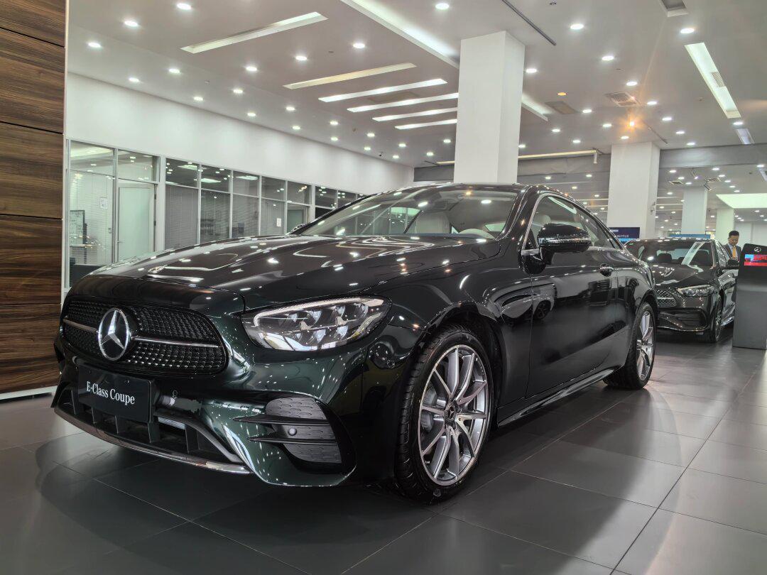 e260轿跑, 祖母绿外观,游艇蓝/玛奇朵米内饰