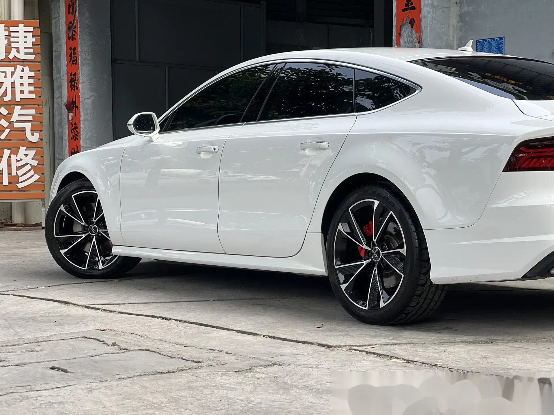 奥迪 a7 卡钳烤漆改色,中网镀铬黑化,龙鳞轮毂