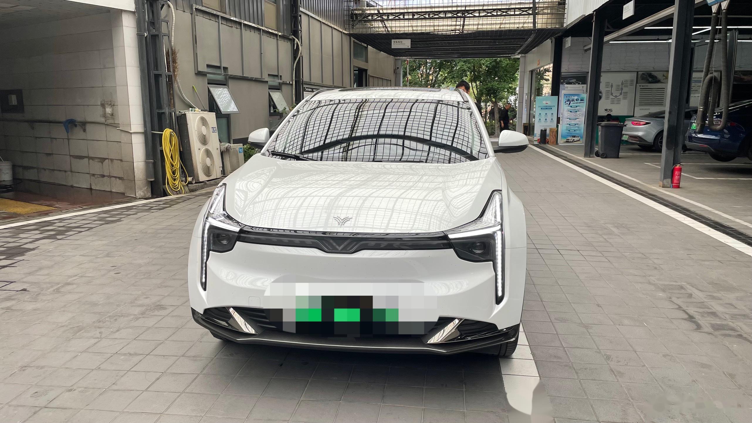 哪吒u日行灯还是这样的好看,环绕式外部灯光每次开车后尾灯都亮