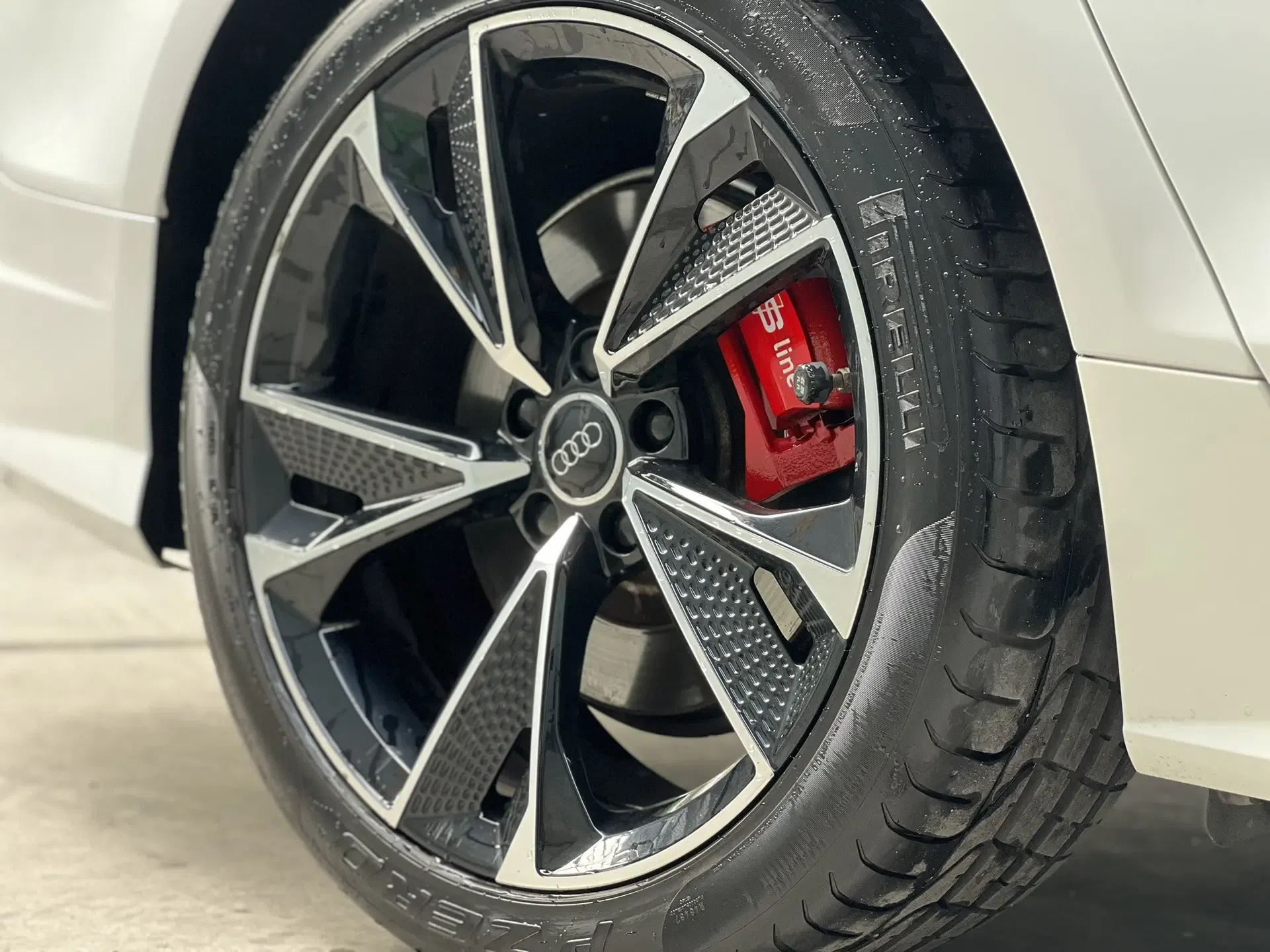 奥迪 a7 卡钳烤漆改色,中网镀铬黑化,龙鳞轮毂