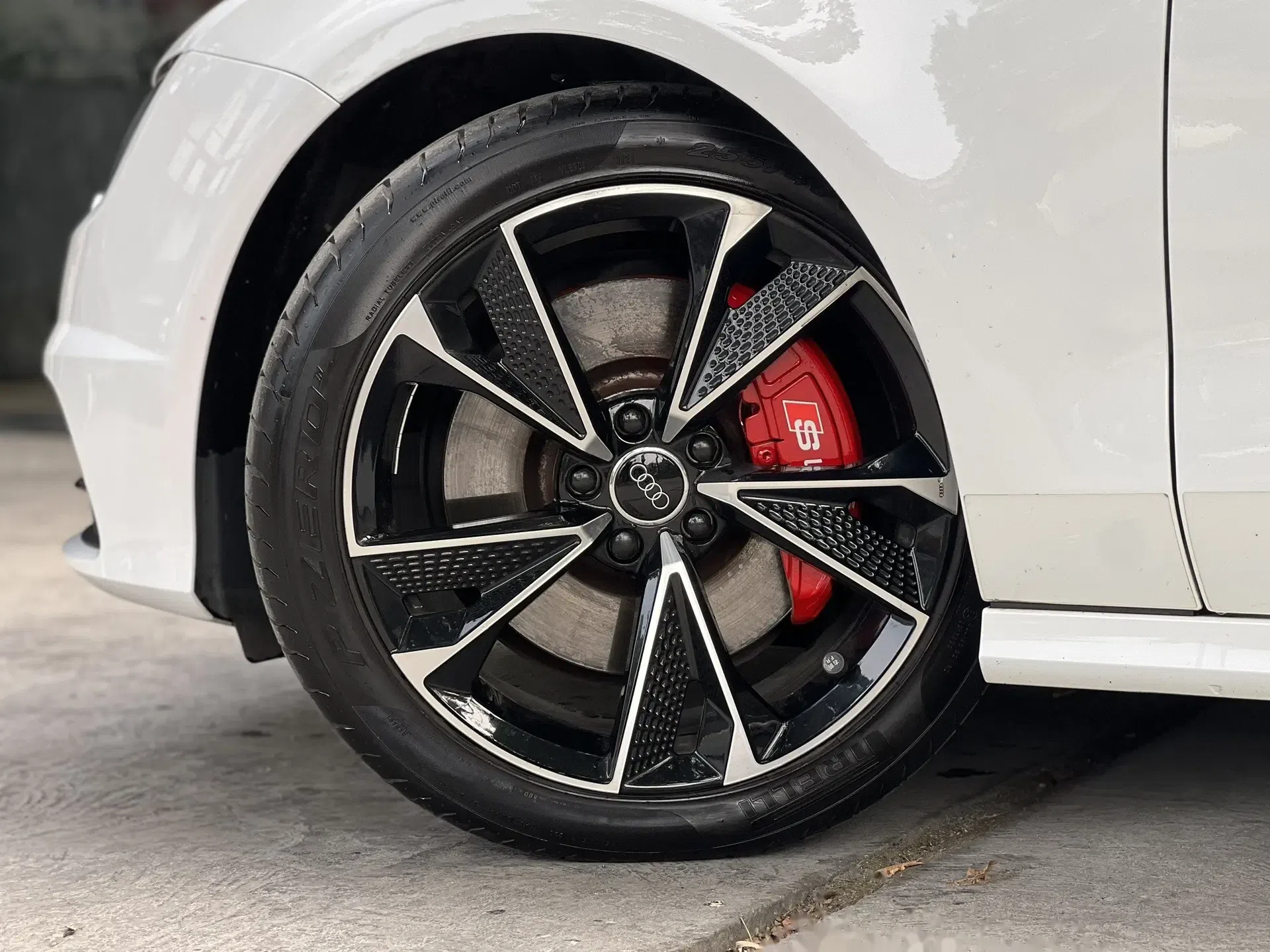 奥迪 a7 卡钳烤漆改色,中网镀铬黑化,龙鳞轮毂