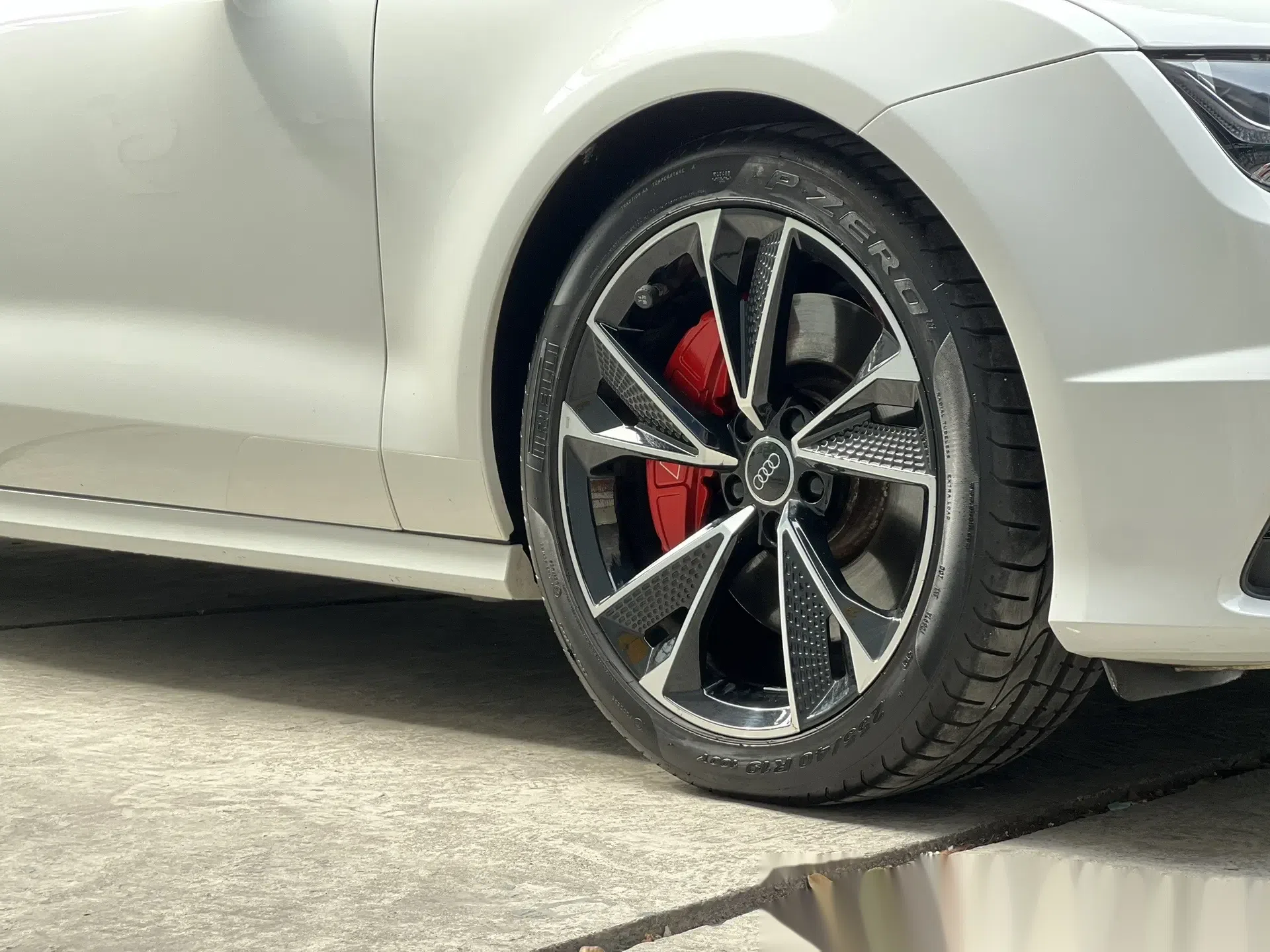 奥迪 a7 卡钳烤漆改色,中网镀铬黑化,龙鳞轮毂