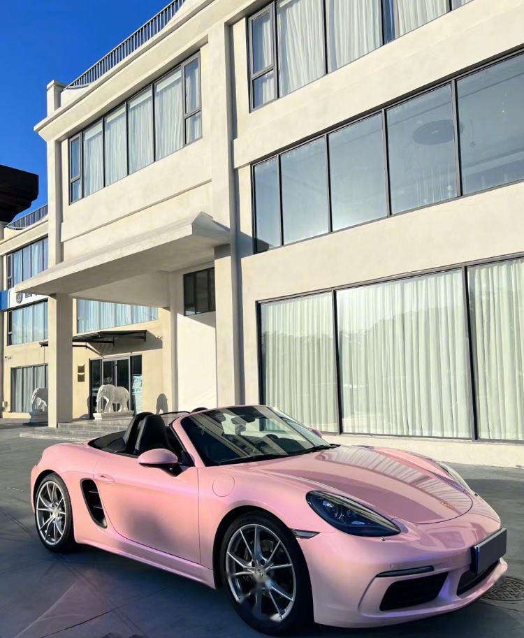 没有女生能拒绝保时捷,更别说它还是粉色的,这简直就是梦中情车好吗!