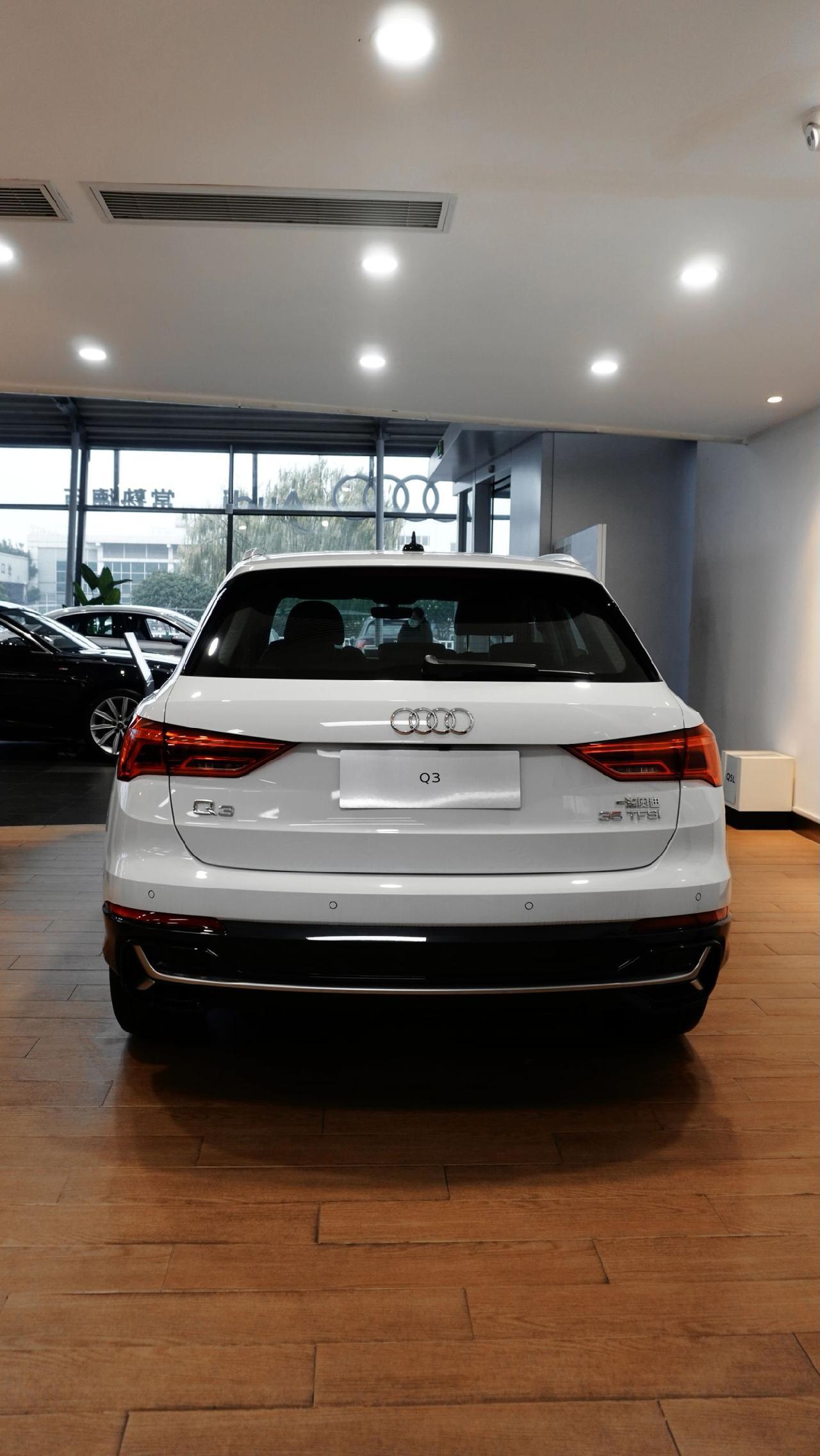 2024款奥迪新q3改款后的时尚致雅型, 前脸采用双罗马立柱中网格栅