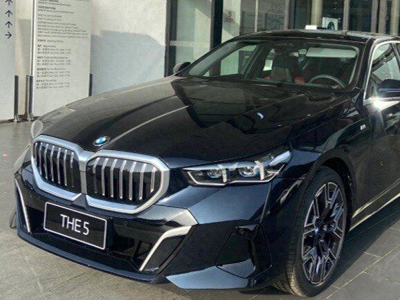 新一代宝马5系,送后排"大彩电"