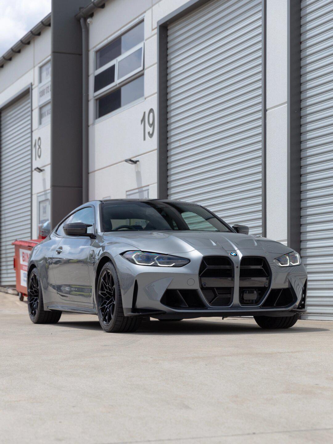 全新的宝马m4落地改:搭配干碳纤维的简约风