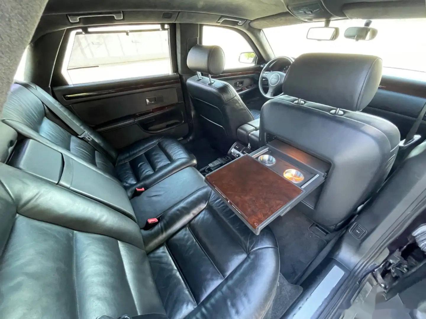 2002 audi a8,初代奥迪a8的防弹车,这款车北京街头也经常能看到一台一