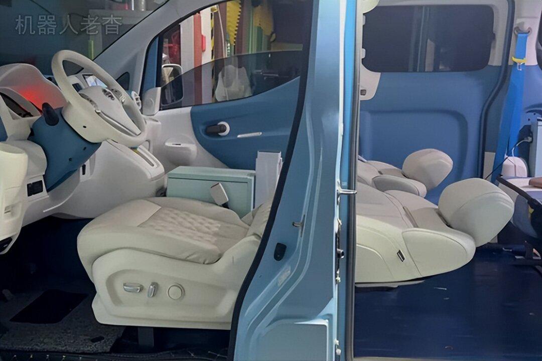 奇特的2 3 2座椅,日产nv200改装床车自驾游