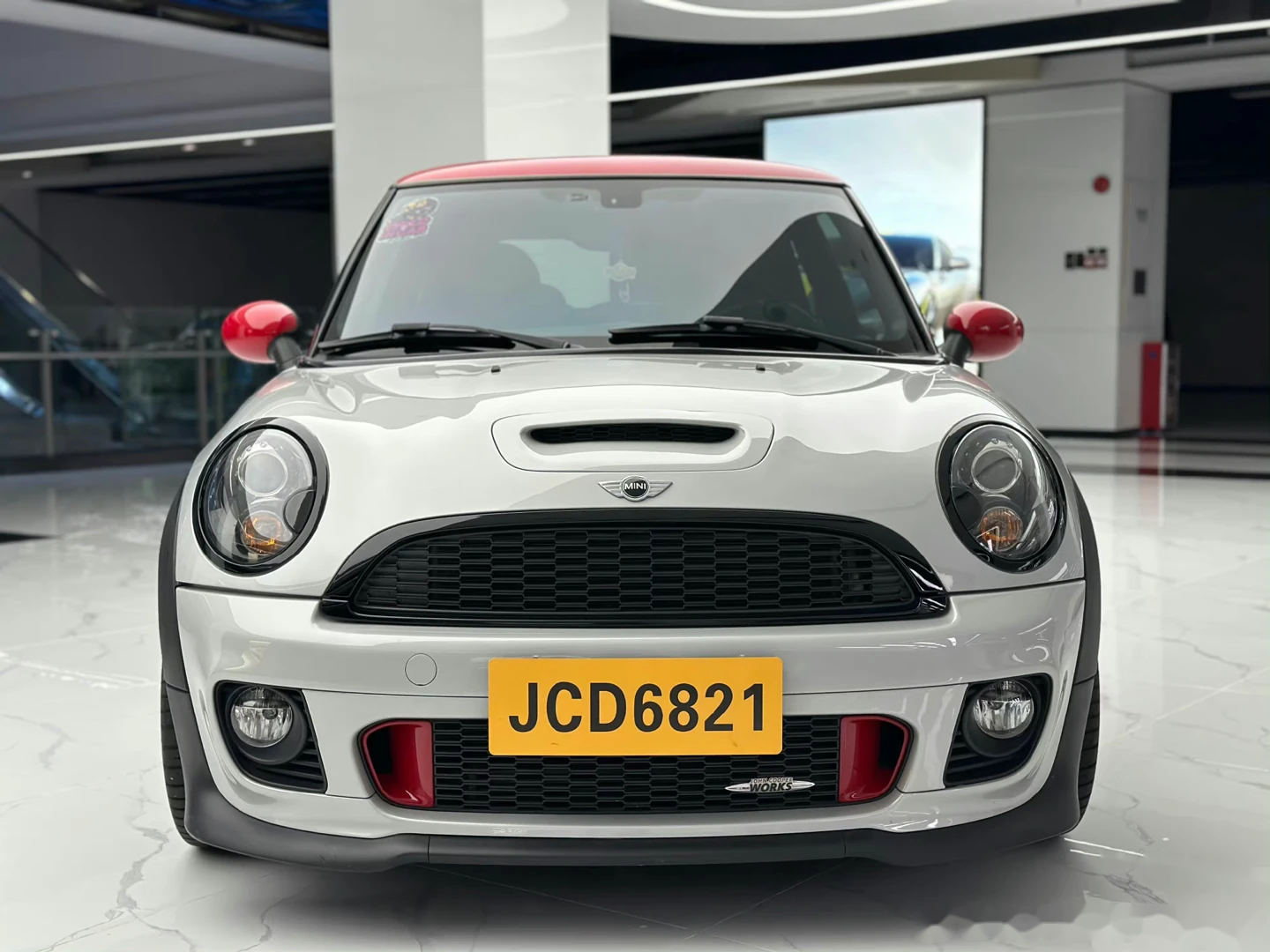 r56,经典极致的mini,jcw加持,银红配色也相当稀有,mini都快转电了