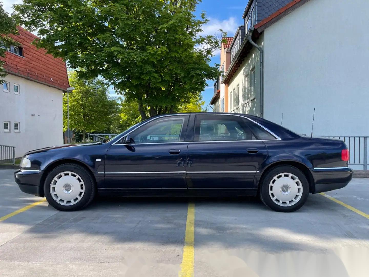 2002 audi a8,初代奥迪a8的防弹车,这款车街头也常能看到一台一