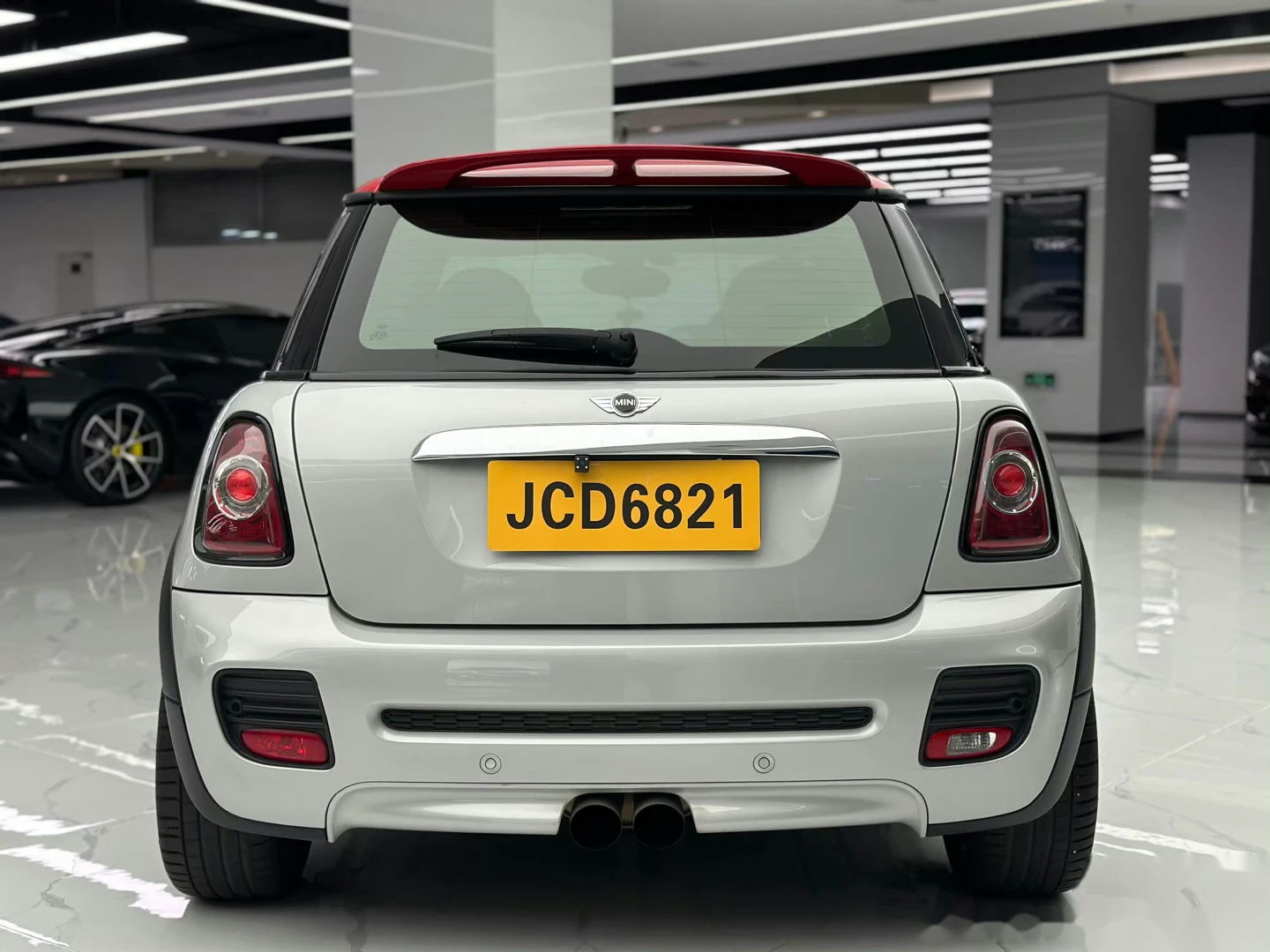 r56,经典极致的mini,jcw加持,银红配色也相当稀有,mini都快转电了