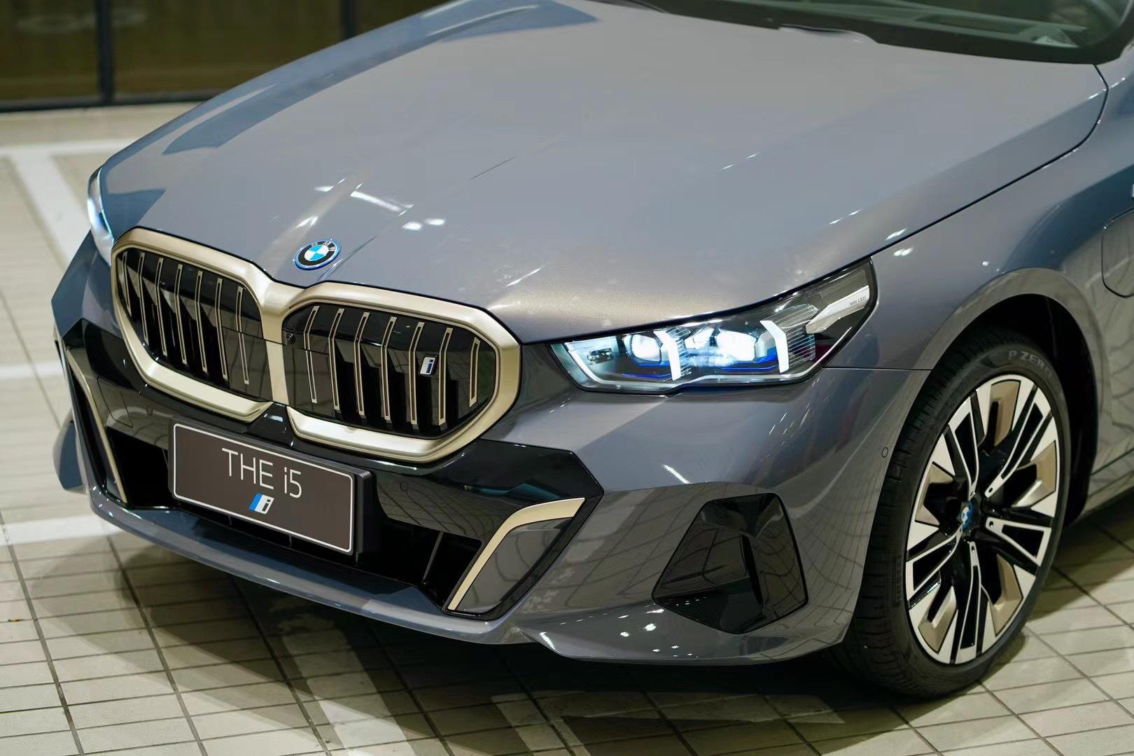 新款宝马五系也开始到店预热一波了97 宝马和奔驰真是好朋友,新款e