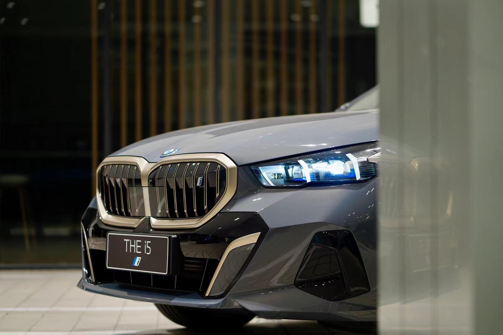 新款宝马五系也开始到店预热一波了97 宝马和奔驰真是好朋友,新款e