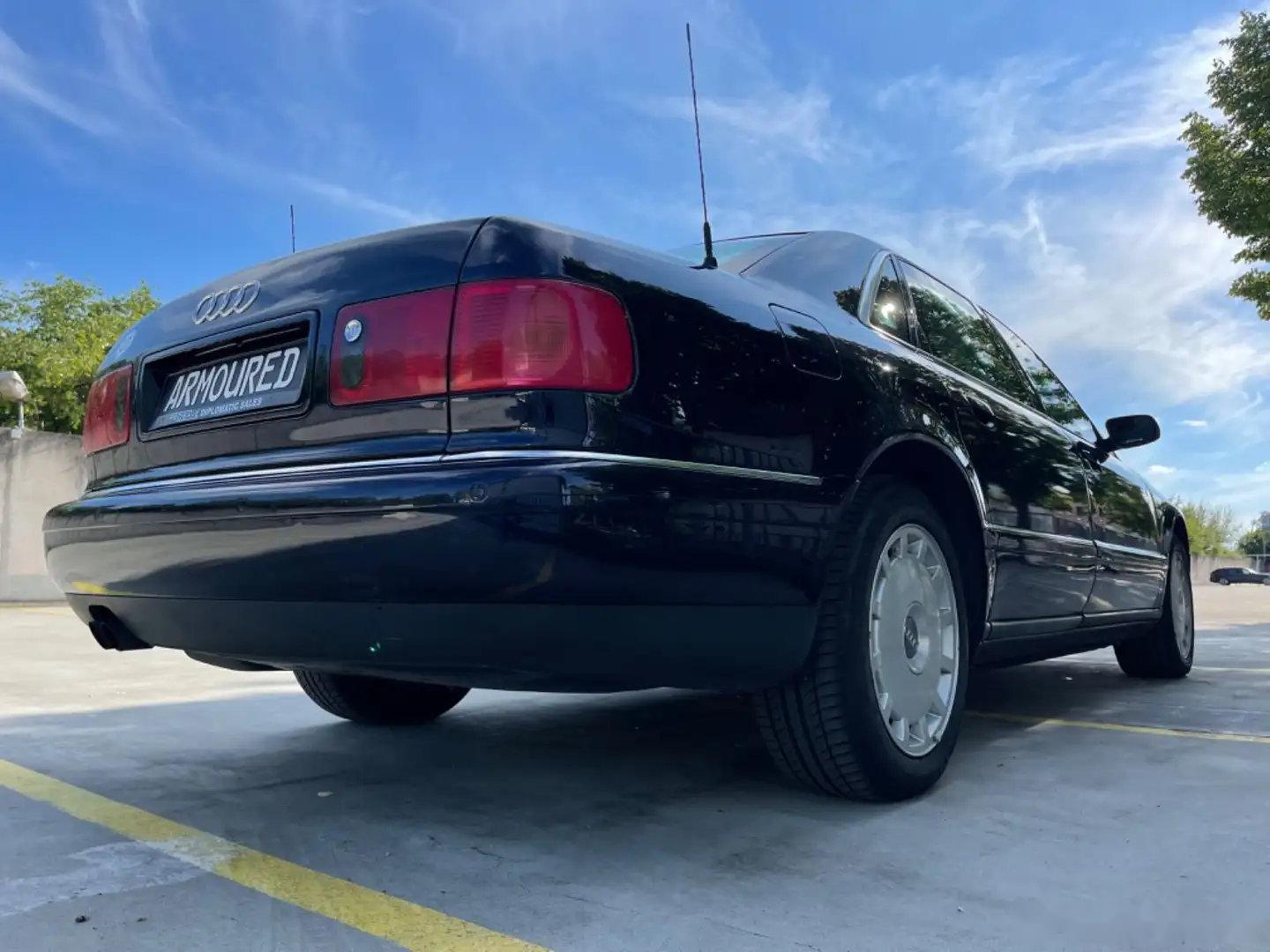 2002 audi a8,初代奥迪a8的防弹车,这款车北京街头也经常能看到一台一