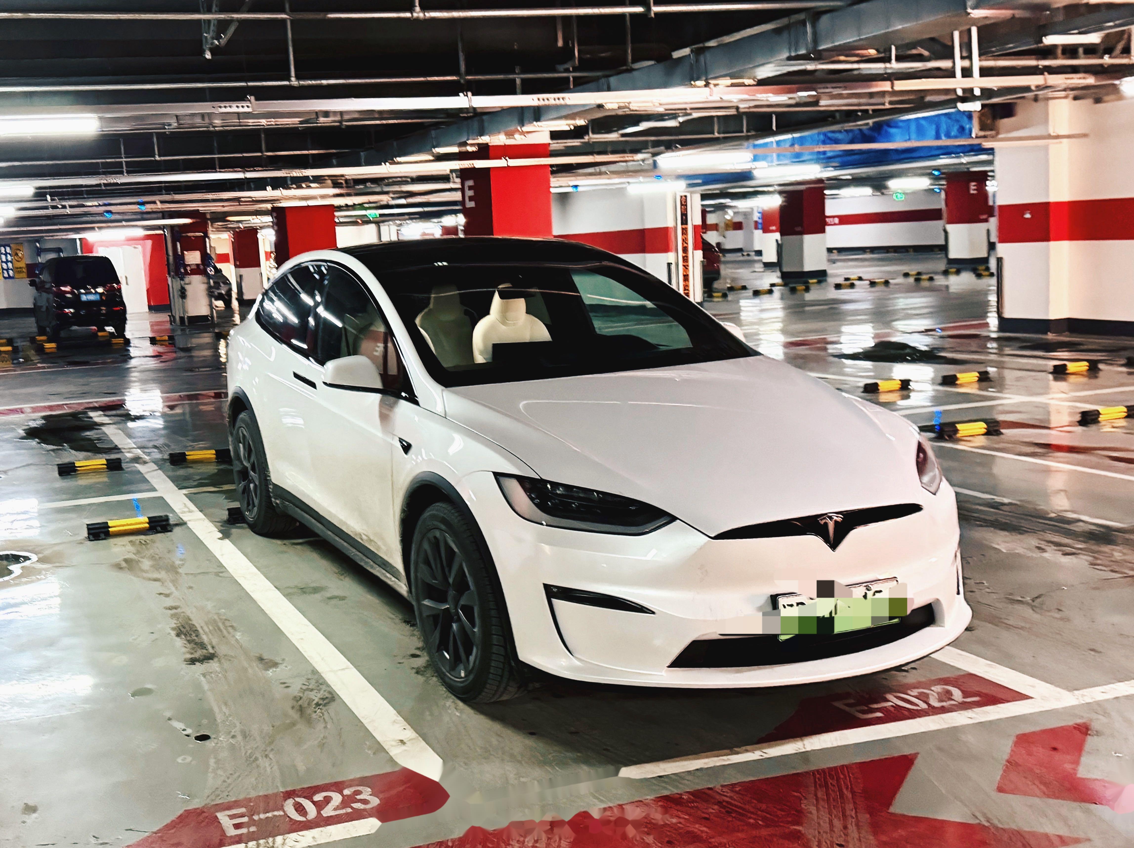 特斯拉model x跑了一路高速,基本顶着限速120km/h跑的.中间到服务区休