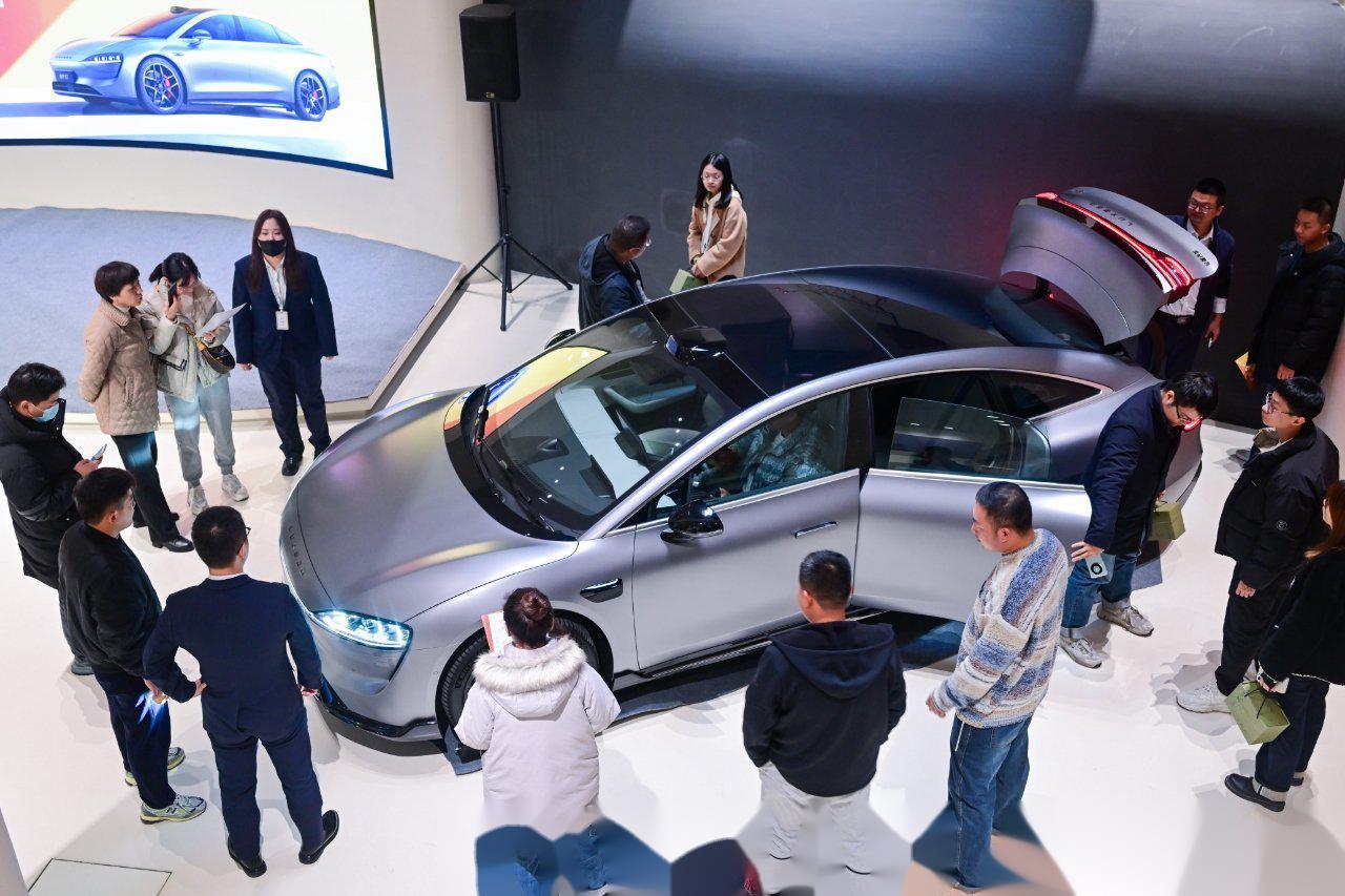 近日,,华为门店现场氛围十分火爆.