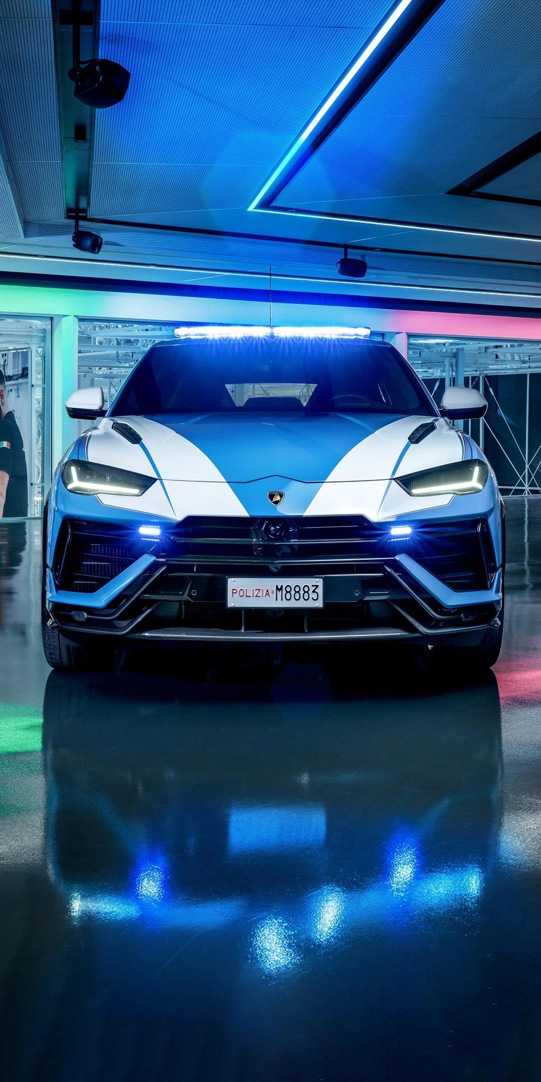 最近兰博基尼联合意大利警方,交付了一辆警车涂装的警用车—— urus