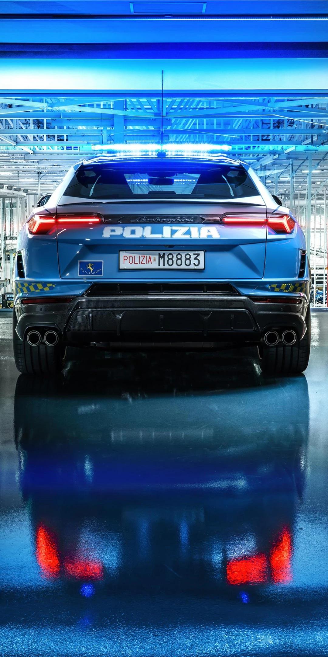 最近兰博基尼联合意大利警方,交付了一辆警车涂装的警用车—— urus