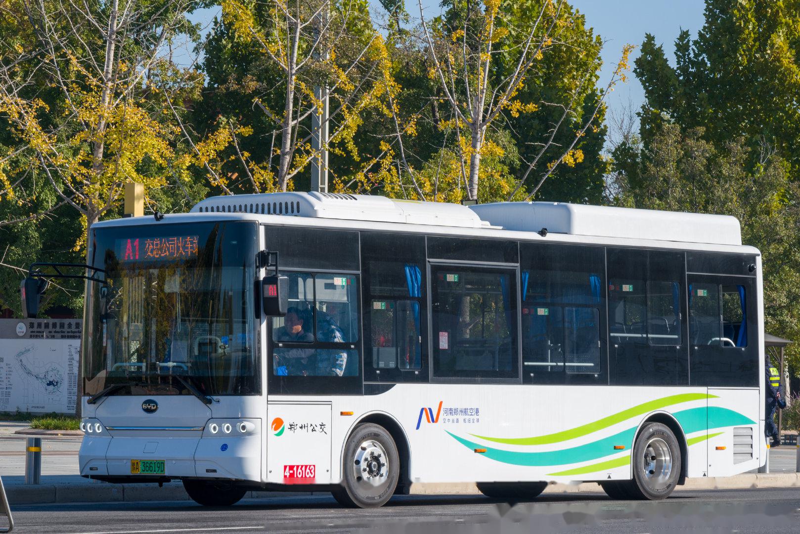 近期比亚迪向郑州公交集团交付了100台纯电动客车 并在全国首个航空港