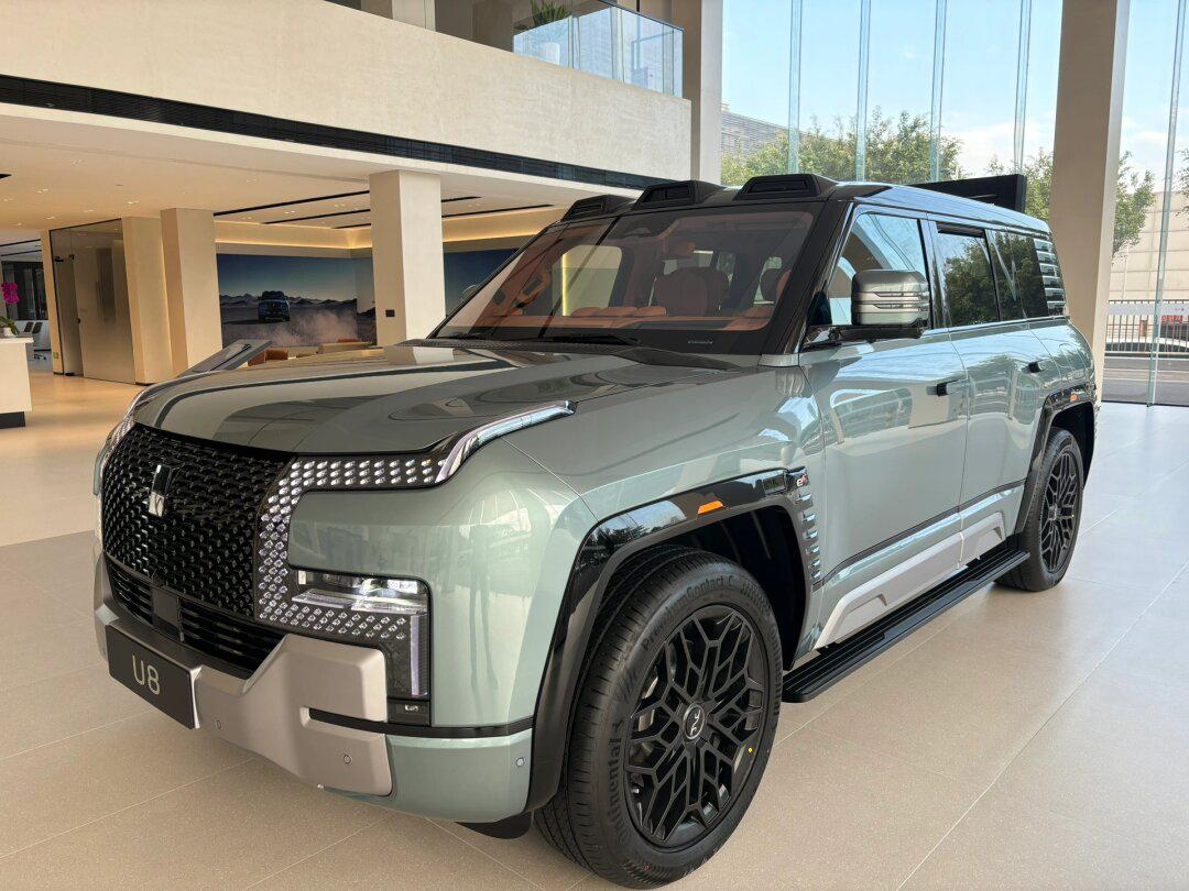 这是仰望u8是中国最贵的国产车,今天仰望u8上路试驾了,有钱了看看值不