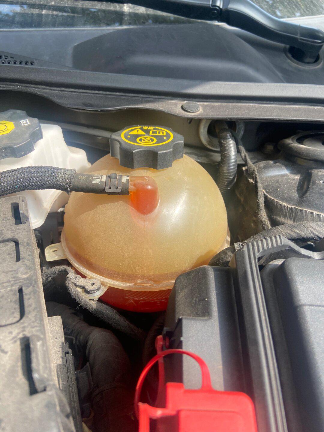 别克君威添加防冻液教程