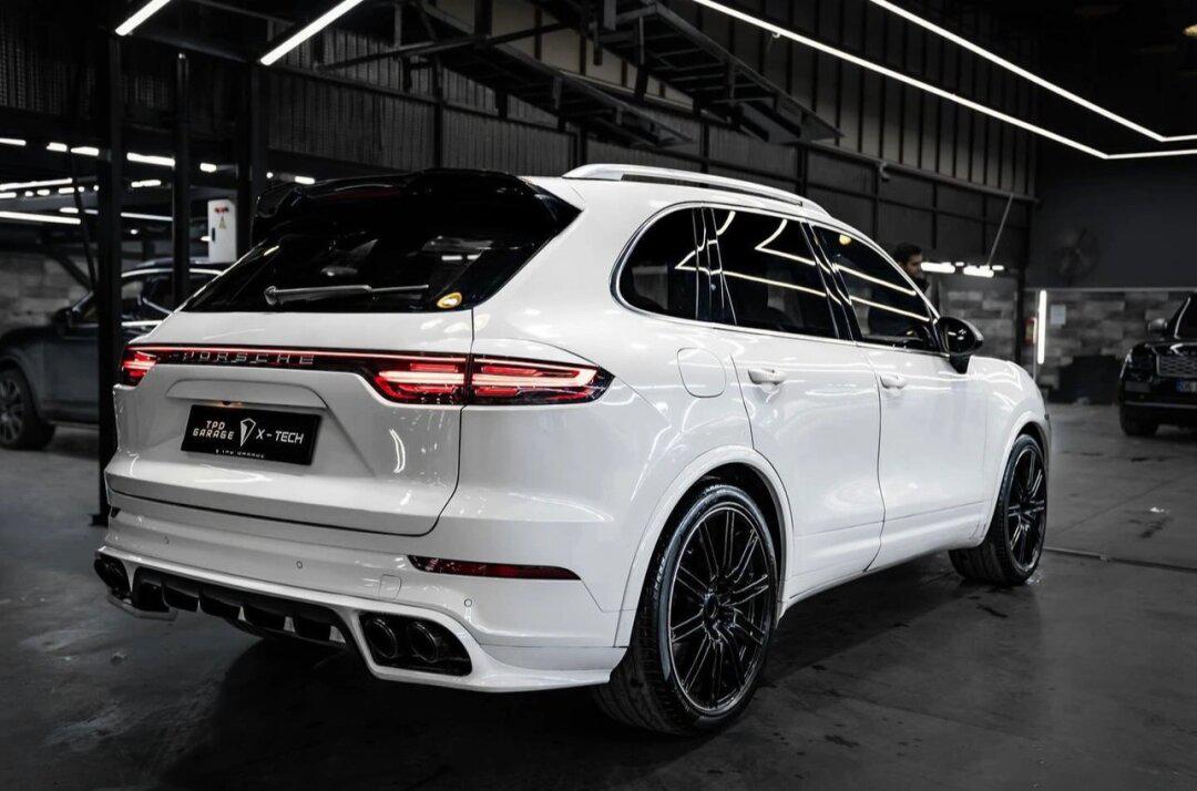 老卡宴的"贯穿尾灯"