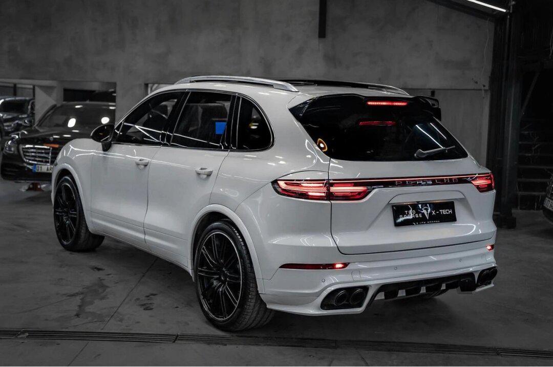 老卡宴的"贯穿尾灯"