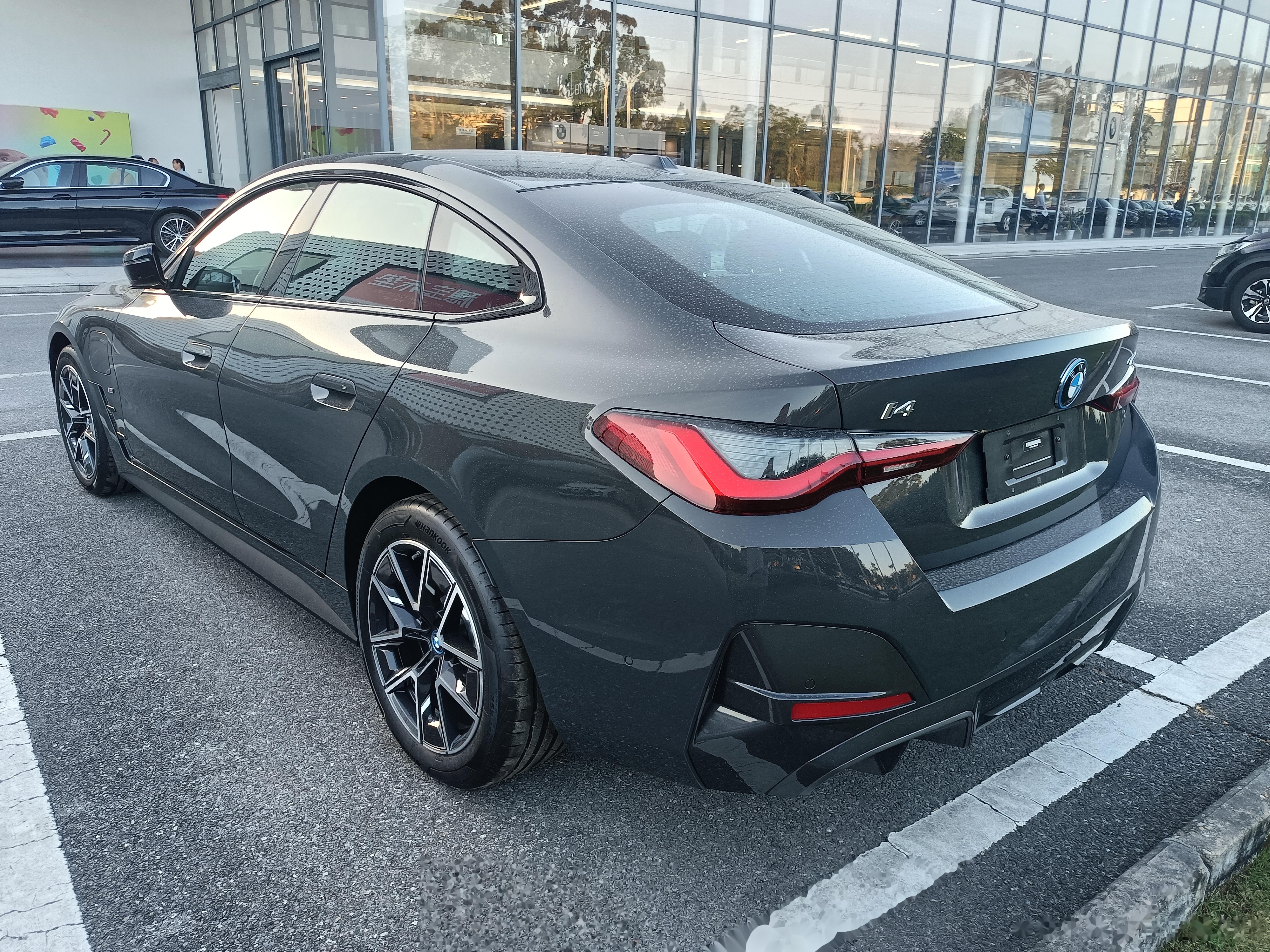 宝马i4 edrive40 属于是4系四门轿跑车的油改电版本 特斯拉model