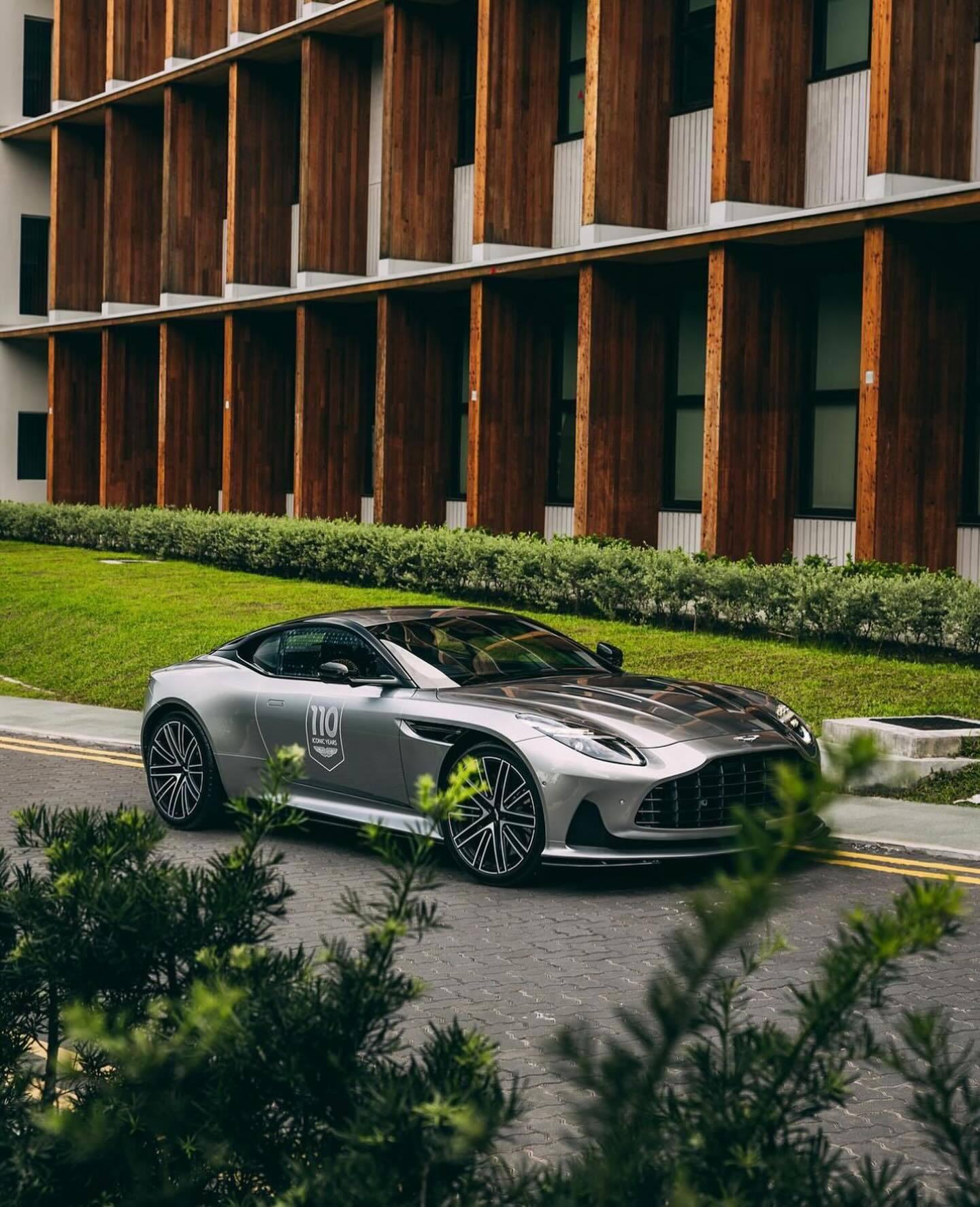 aston martin db12 你们看到db12实车一定要注意感受宽体效果