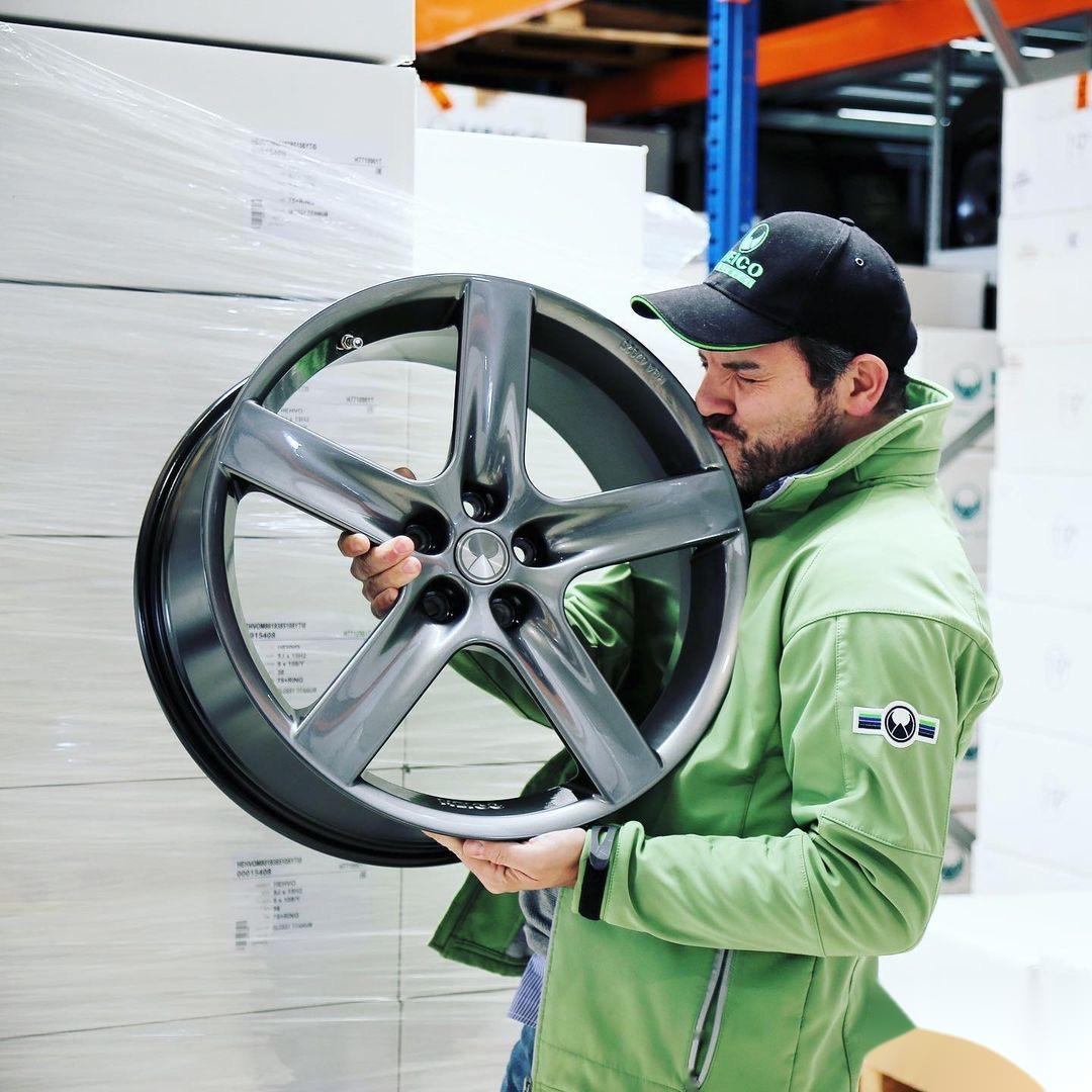 亲一口不过分吧heicosportiv19寸五幅经典款钛色轮毂