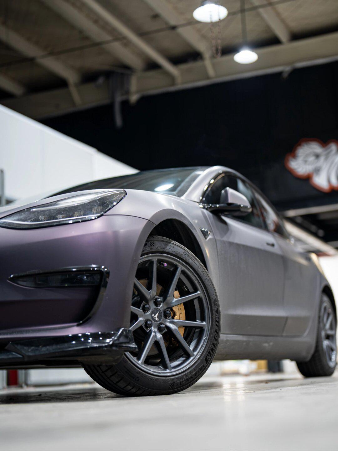 金色质感真的很好,特斯拉model3卡钳改色