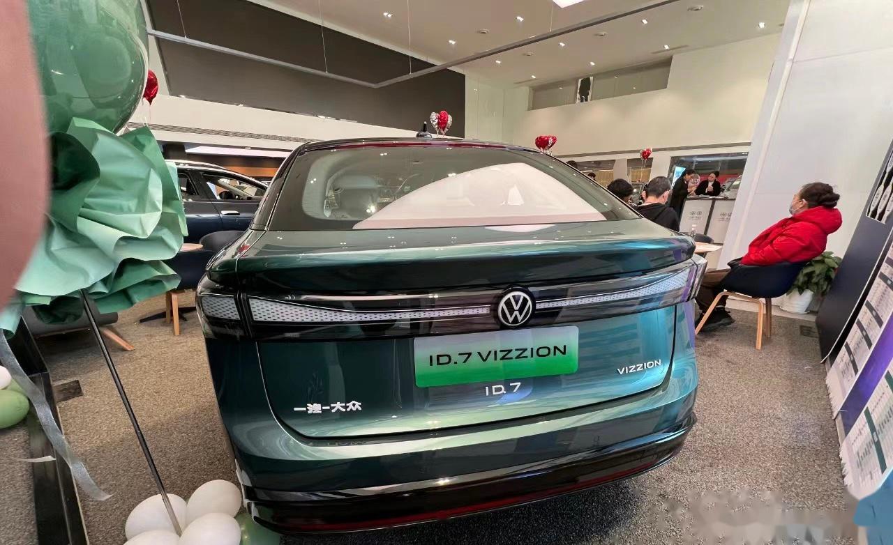 7 vizzion是一款全新的电动车,该车的外观设计展现出了未来的