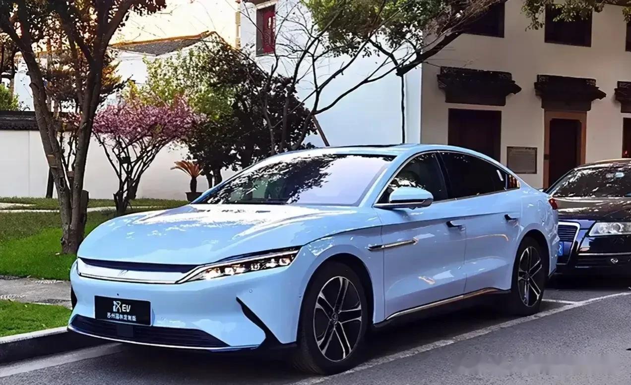 原本型号为比亚迪e9的这款传说中的跑车,比亚迪将其命名为"汉".