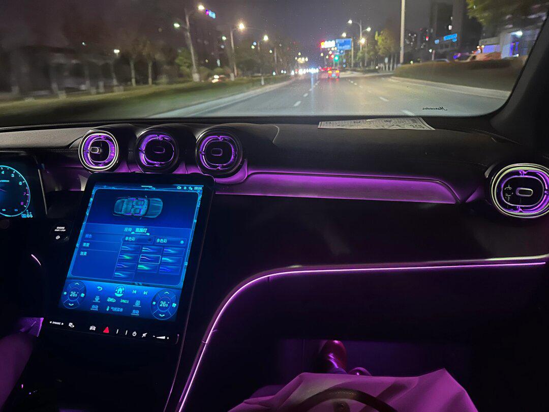 奔驰glc300l豪华氛围灯