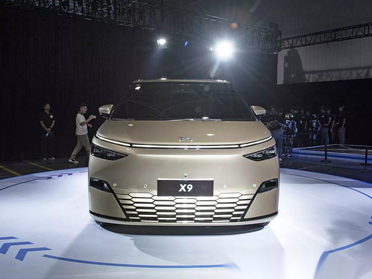 小鹏x9定位纯电智能大七座mpv车型.预售价为38.